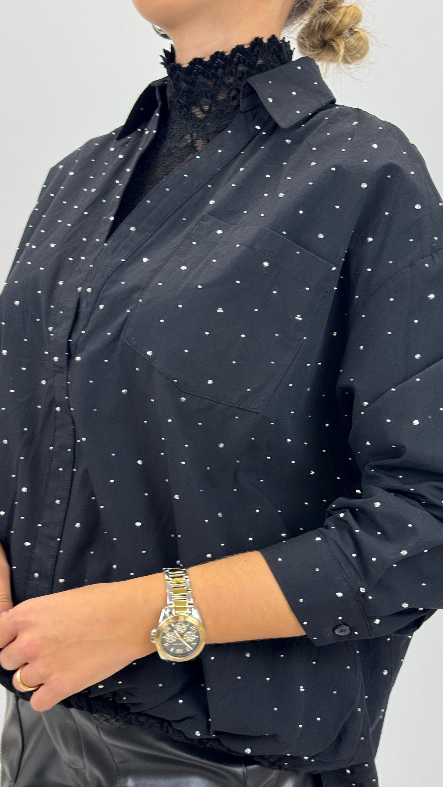 Blusa preta com brilhantes e decote meia-gola em renda