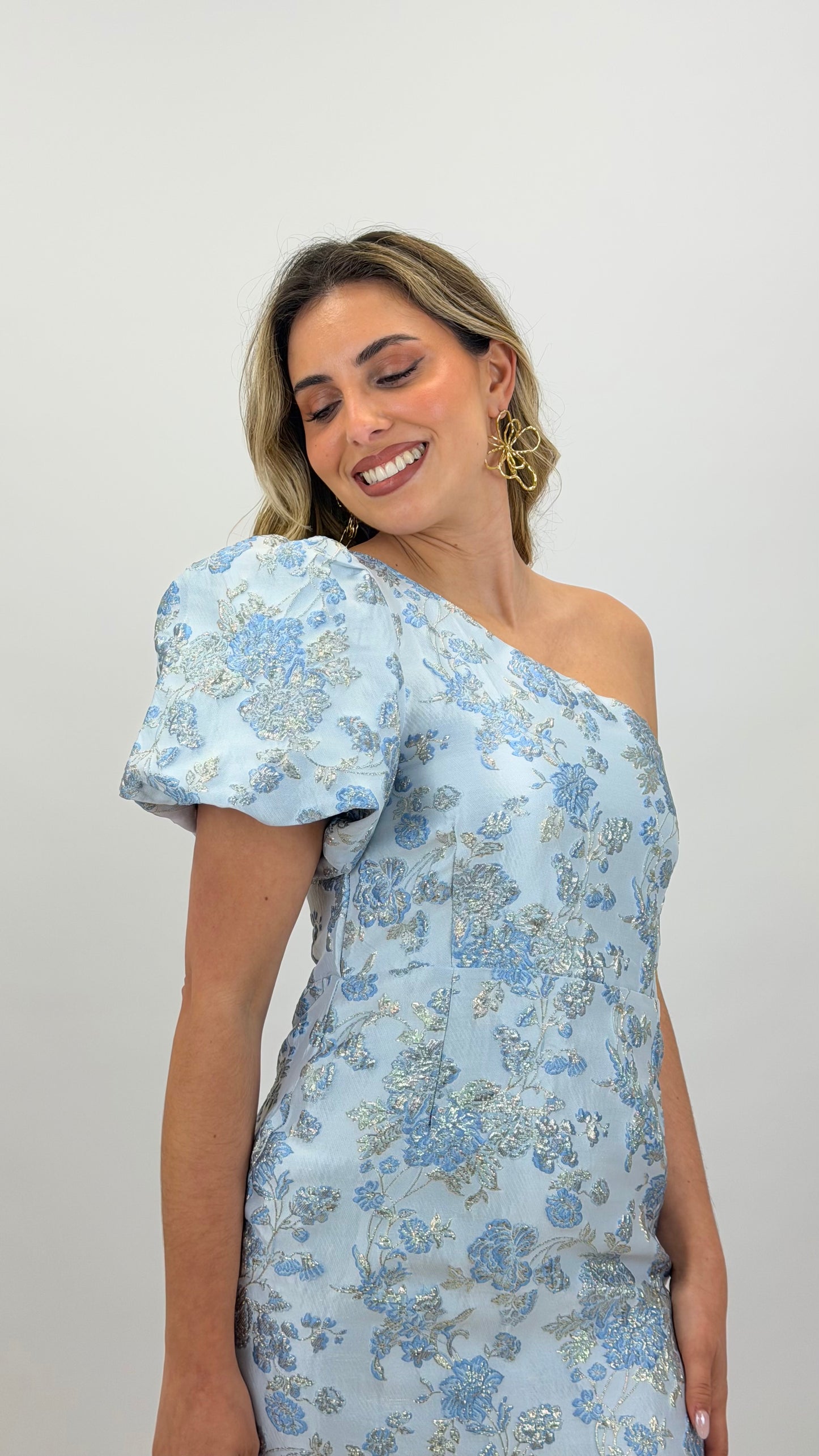 Vestido cerimónia curto tons azul-bebé com motivos florais