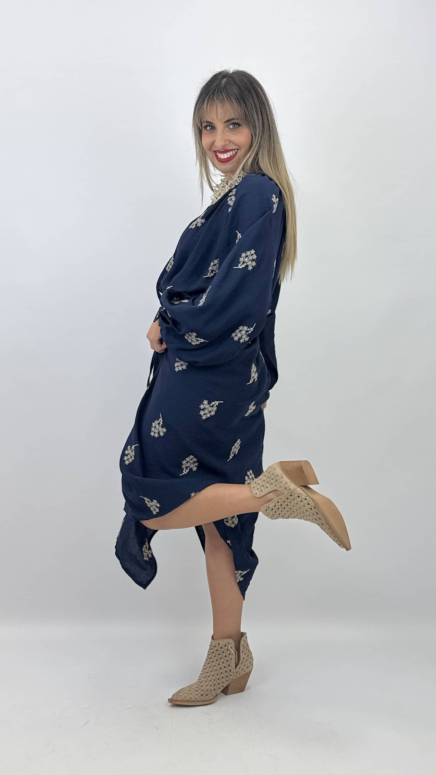 Vestido azul marinho com bordados florais em bege