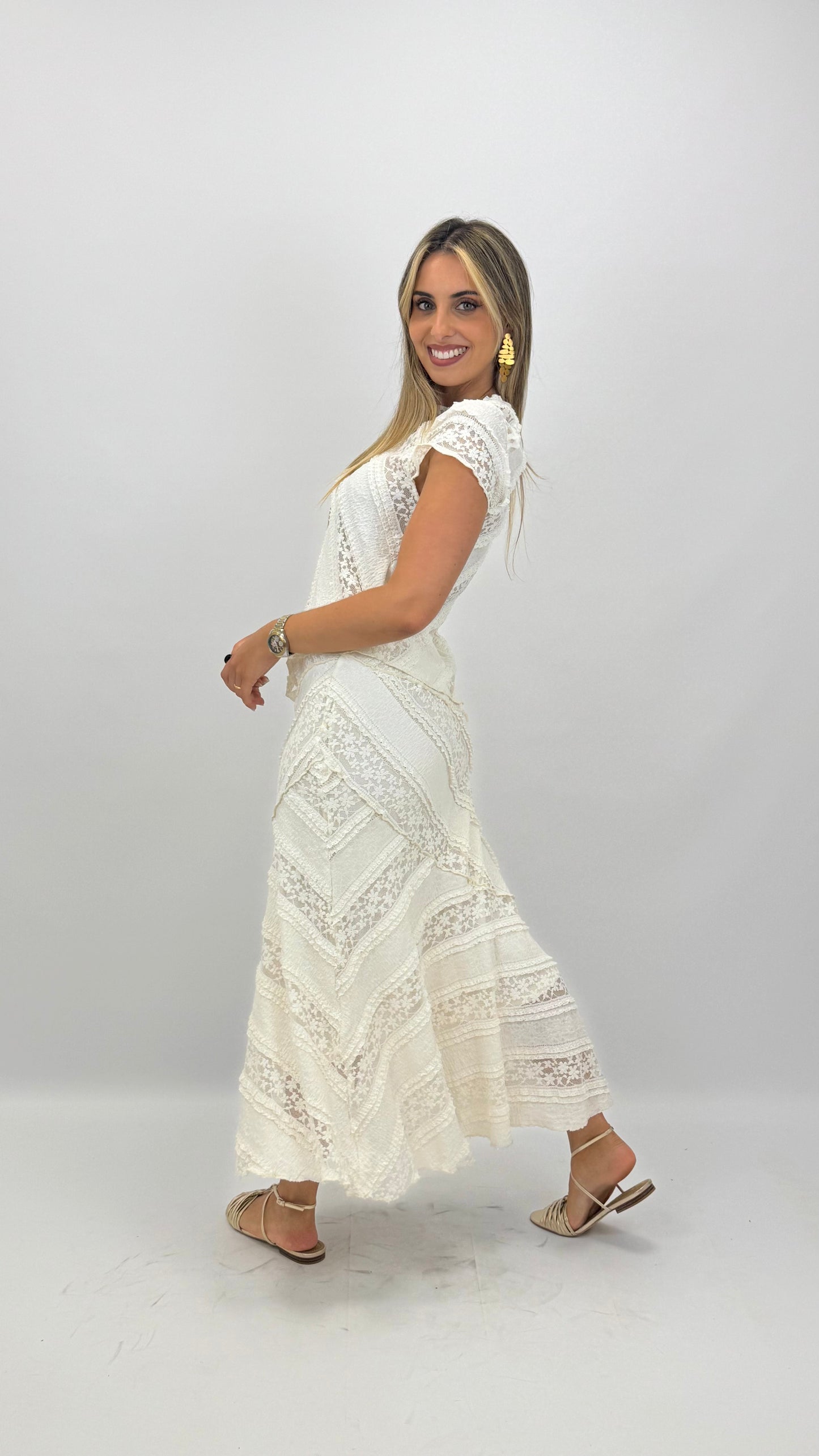 Conjunto blusa e saia rendado pérola