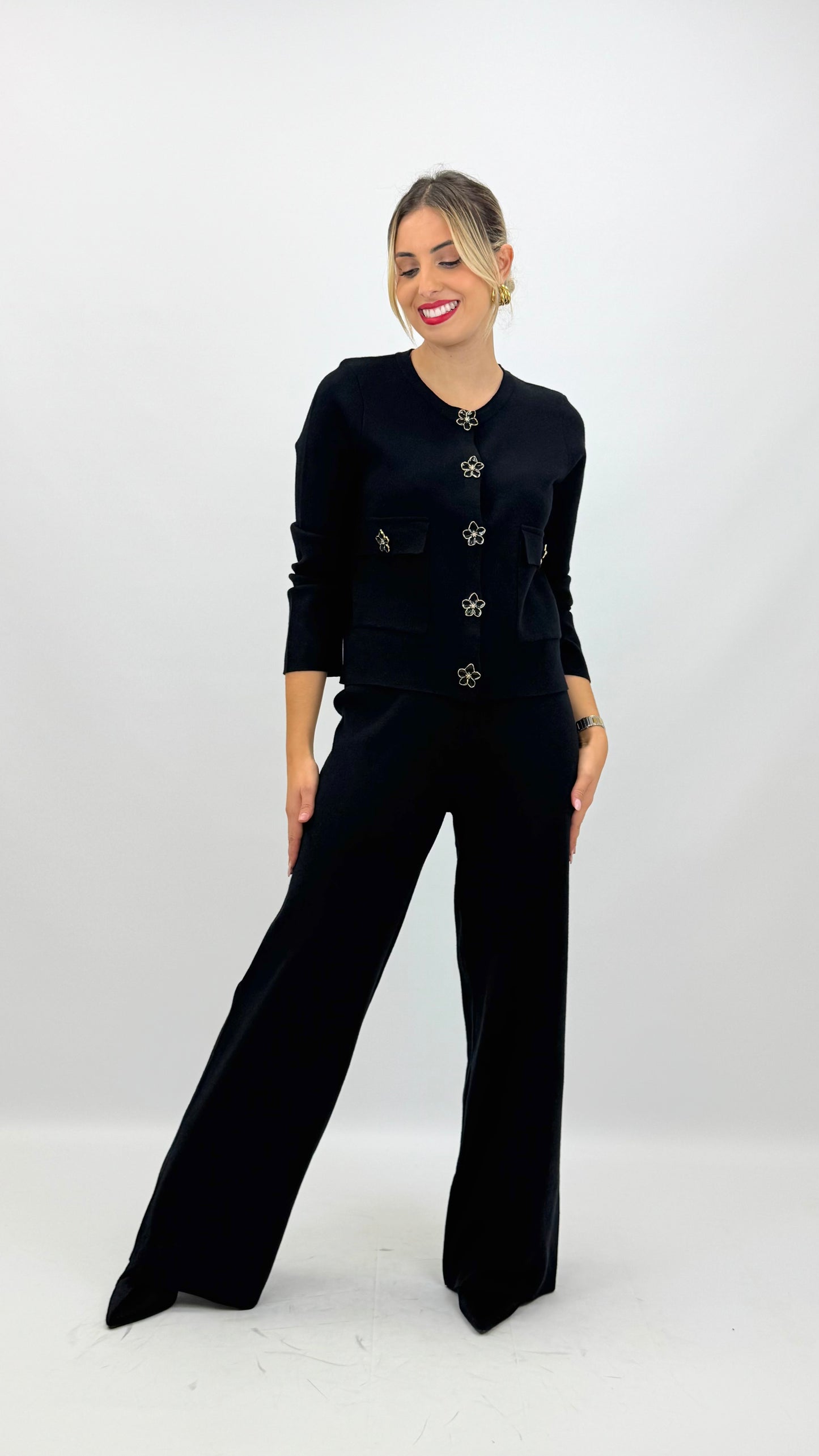 Conjunto malha preto com botões formato flôr