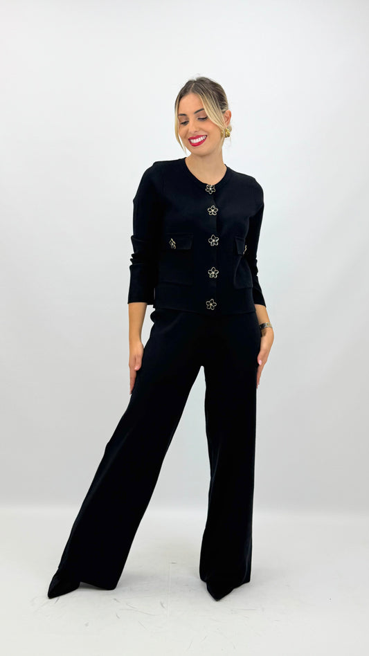 Conjunto malha preto com botões formato flôr