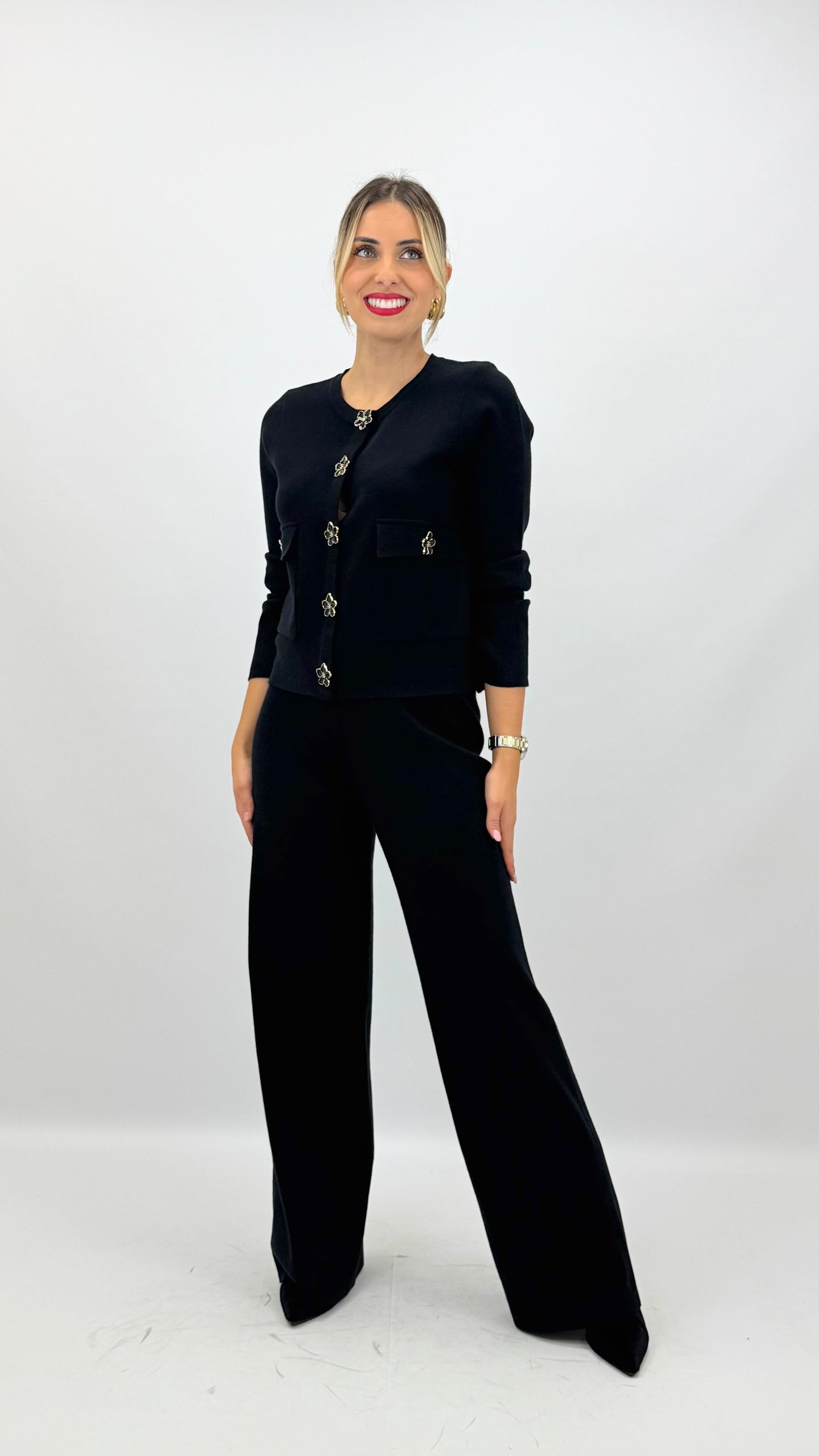 Conjunto malha preto com botões formato flôr