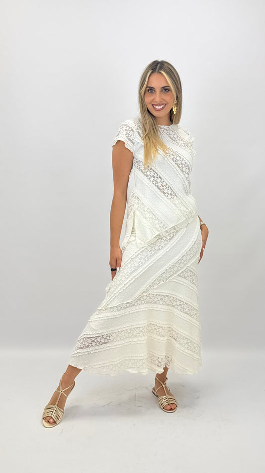 Conjunto blusa e saia rendado pérola