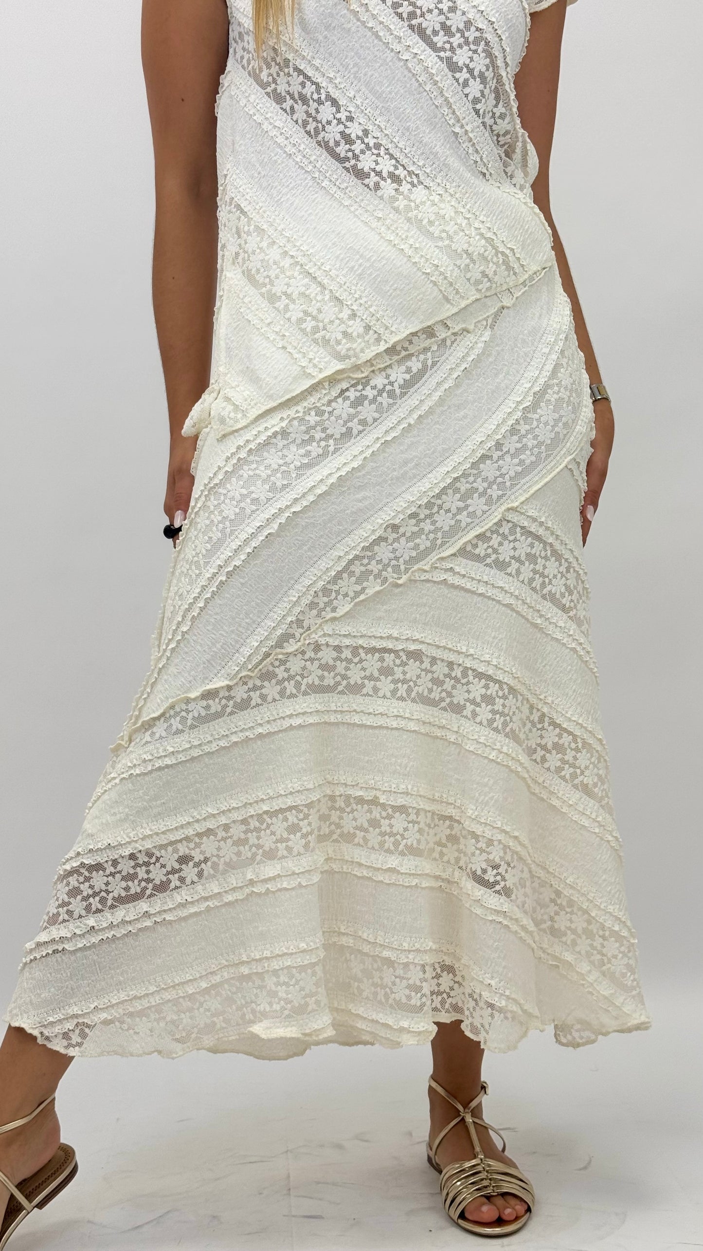 Conjunto blusa e saia rendado pérola