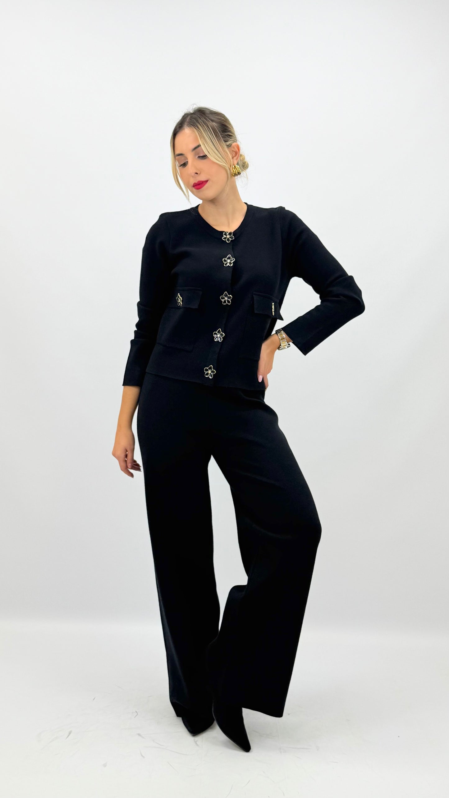 Conjunto malha preto com botões formato flôr