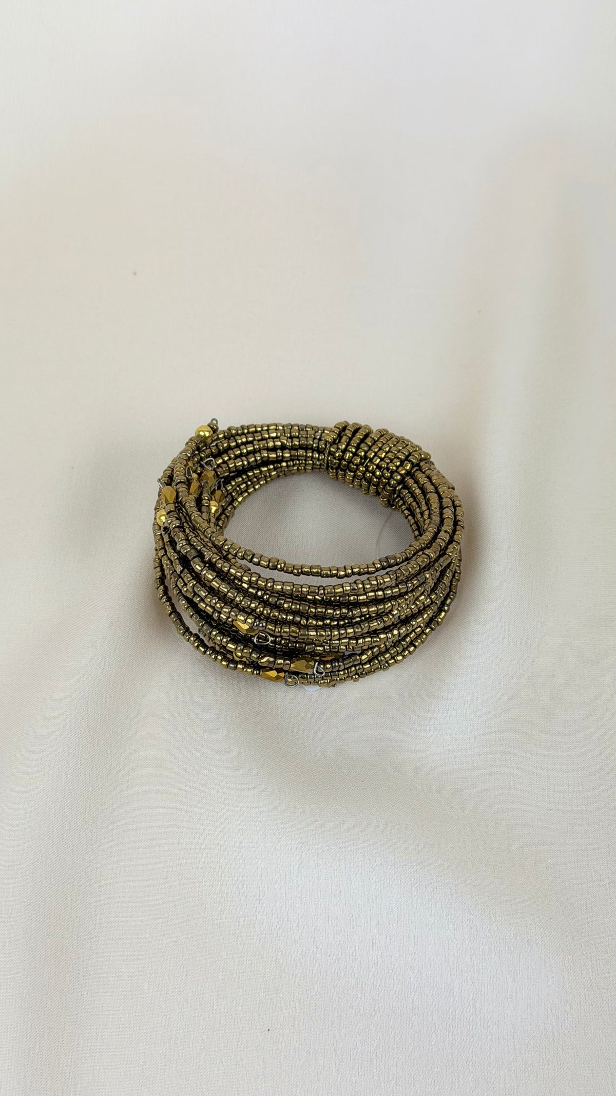 Pulseira missangas tons dourado-velho
