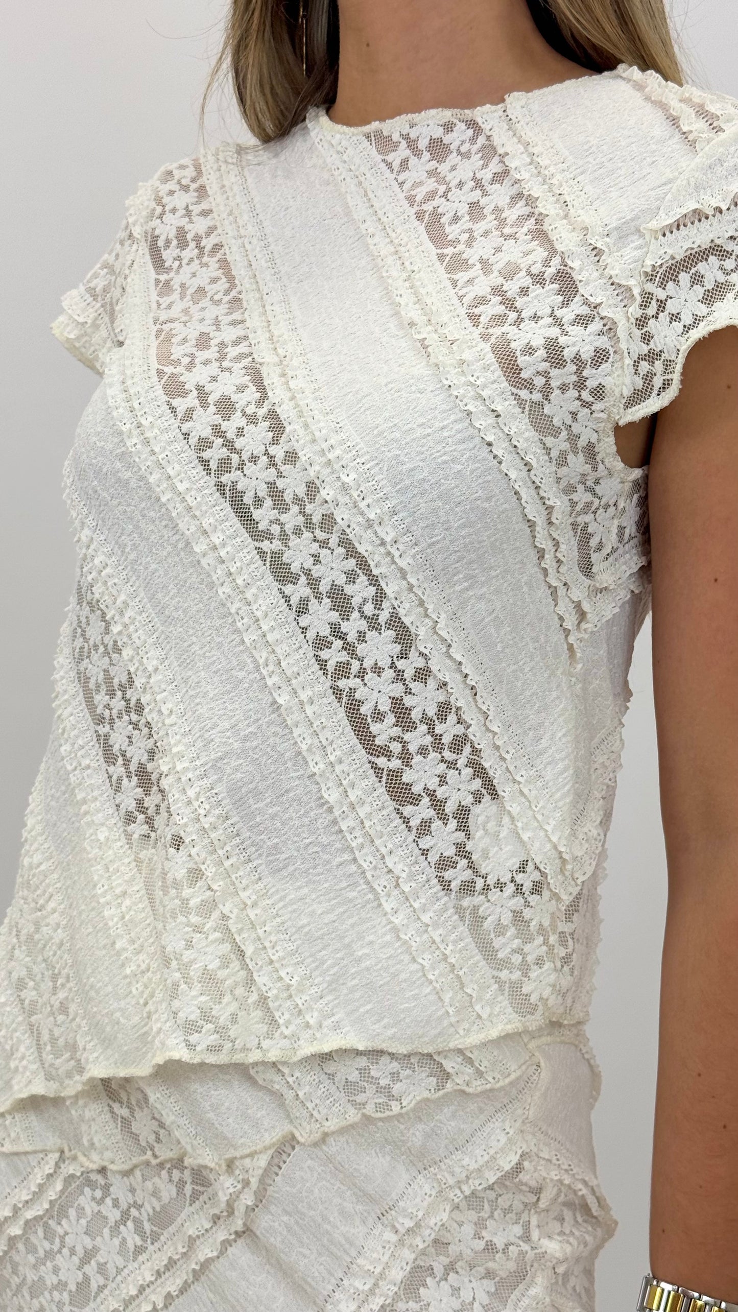Conjunto blusa e saia rendado pérola