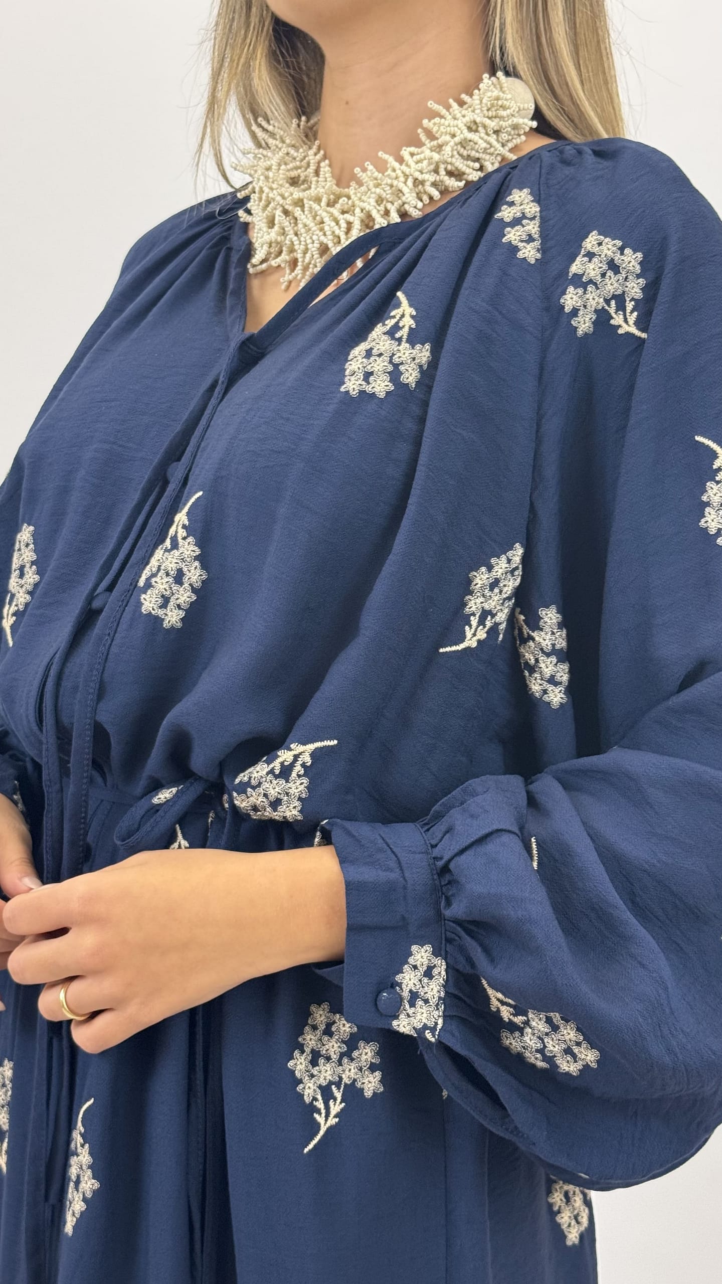 Vestido azul marinho com bordados florais em bege