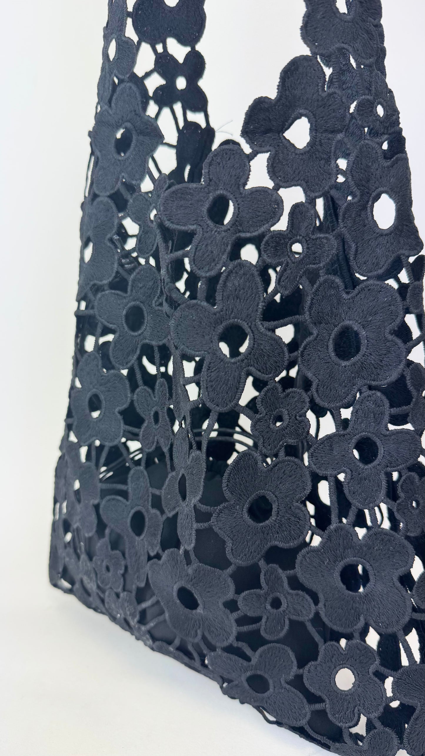 Carteira pequena croché floral preto