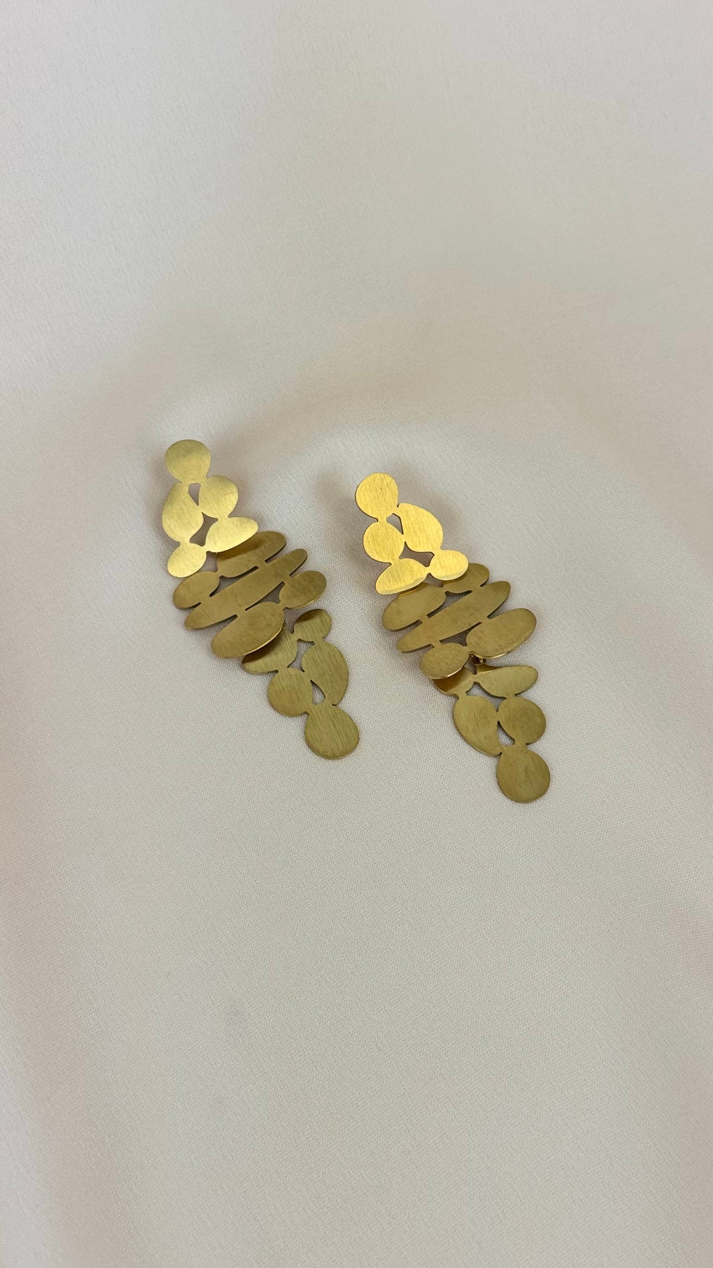 Brincos aço dourado baço pequenas folhas