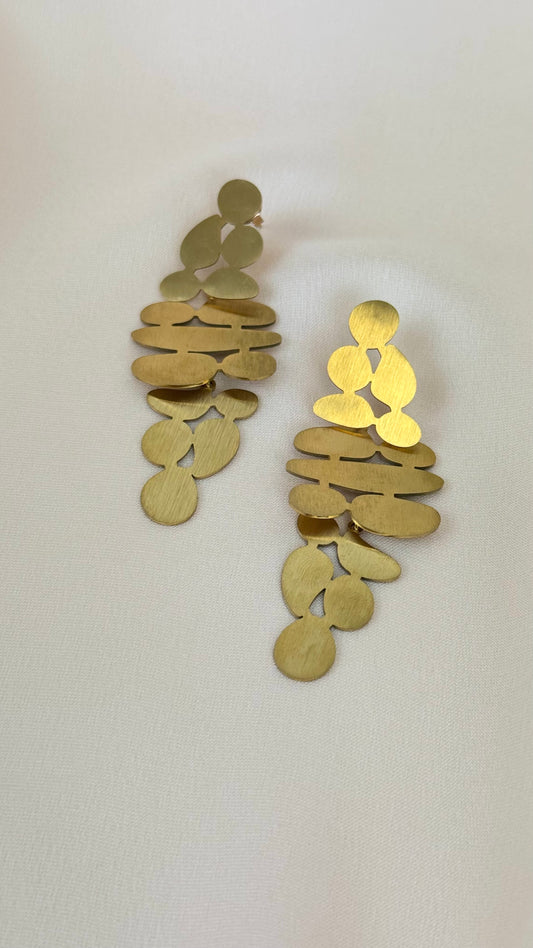 Brincos aço dourado baço pequenas folhas