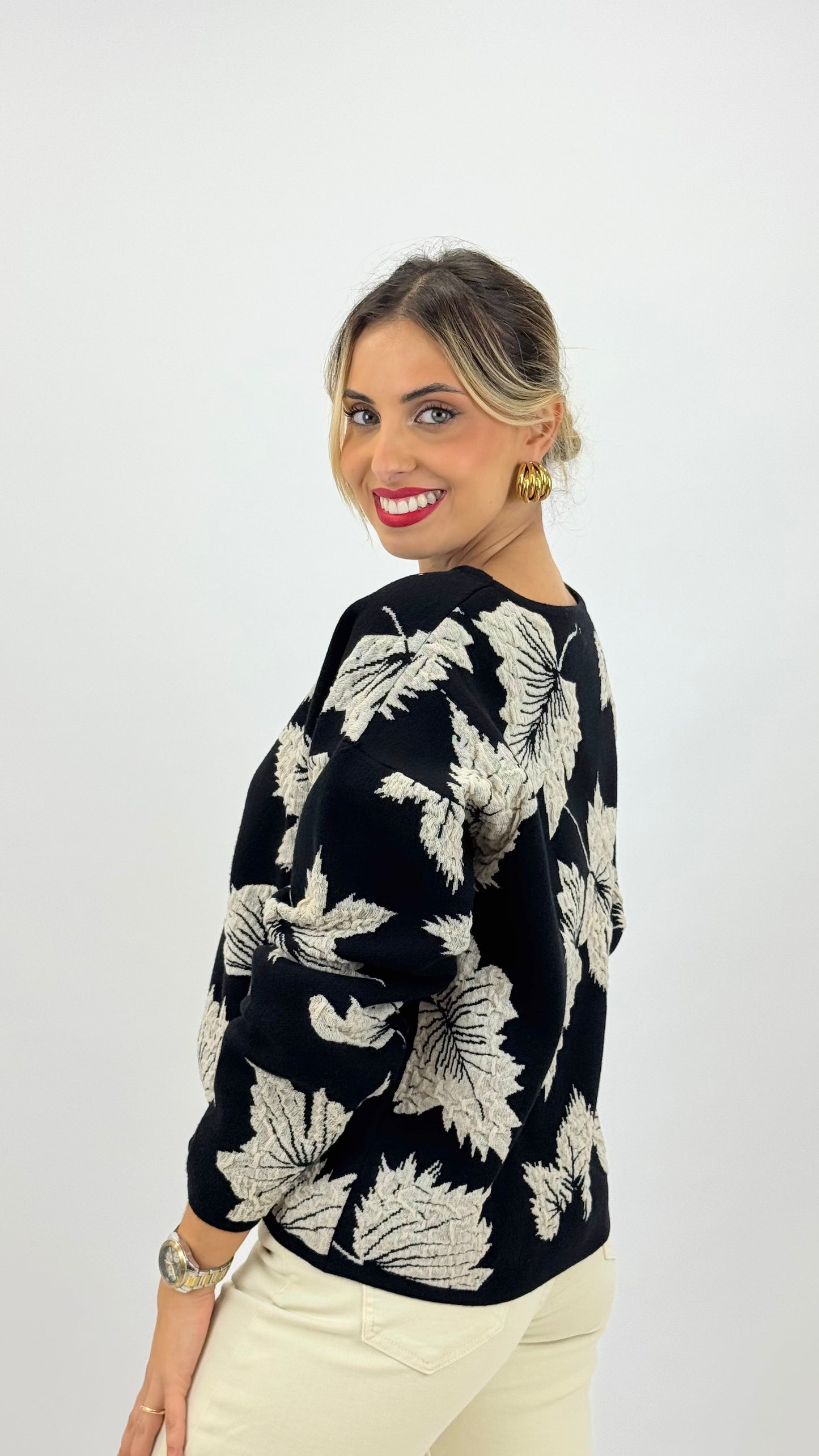 Camisola malha preta com desenhos em relevo pérola