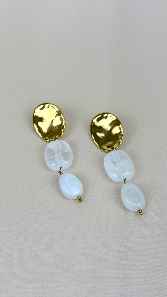 Brincos aço dourado martelado pedras branco