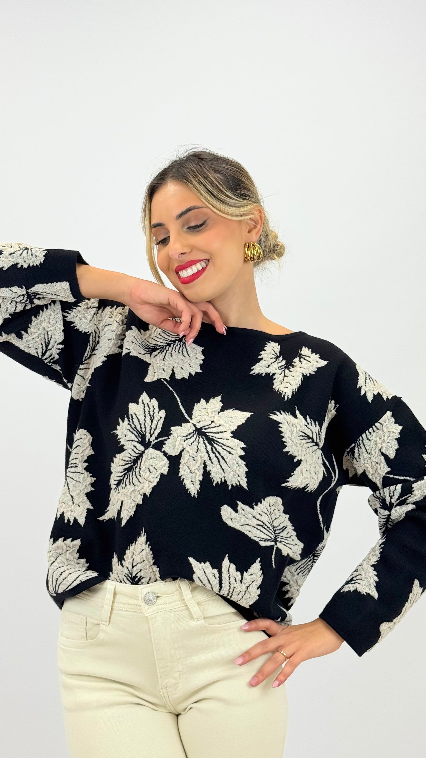 Camisola malha preta com desenhos em relevo pérola