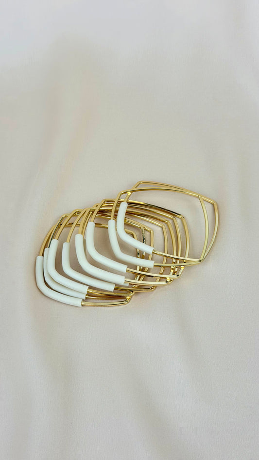 Conjunto pulseiras dourado com detalhe borracha pérola
