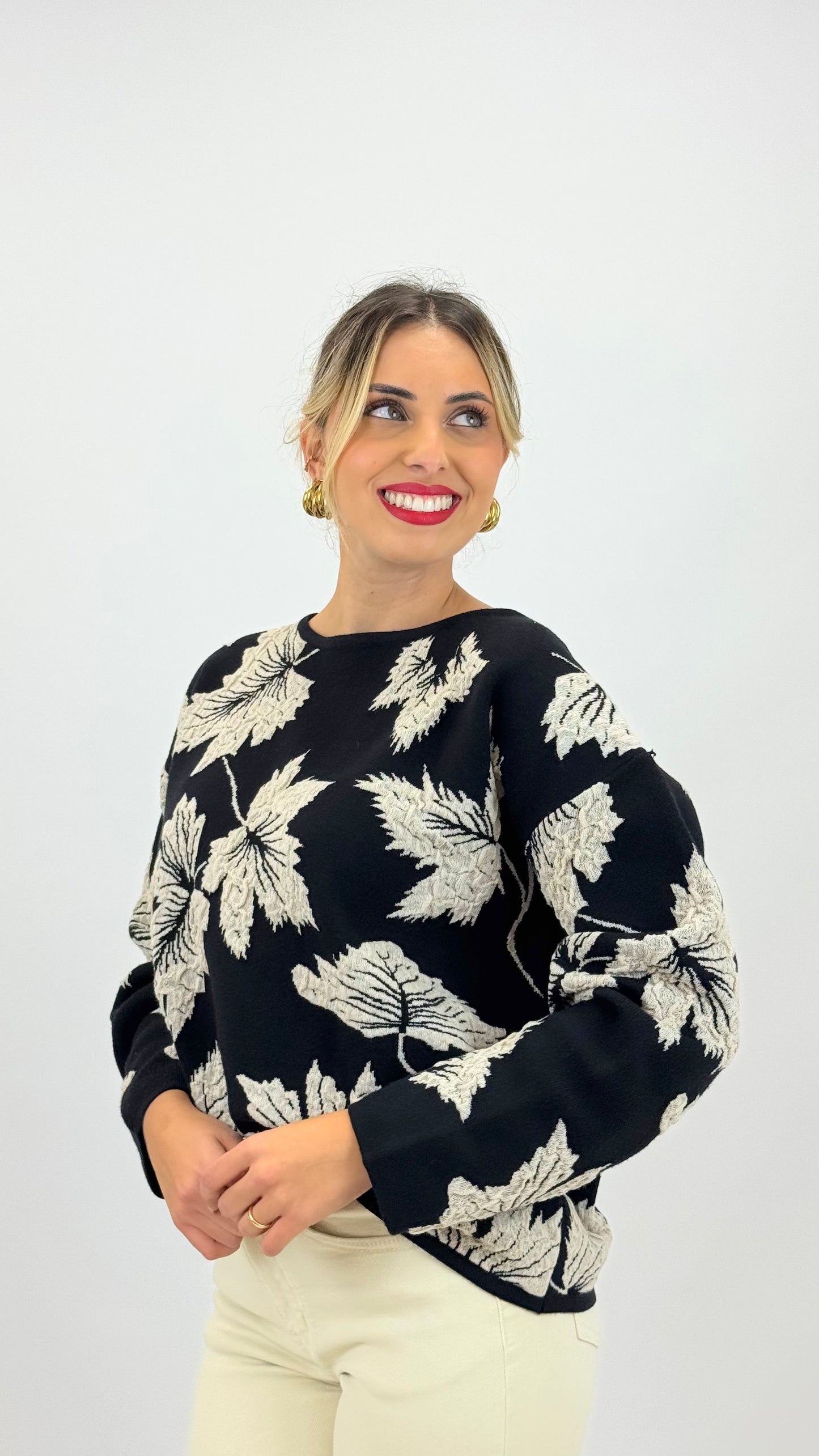 Camisola malha preta com desenhos em relevo pérola