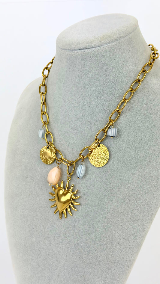Colar aço dourado com coração e missangas azul-claro
