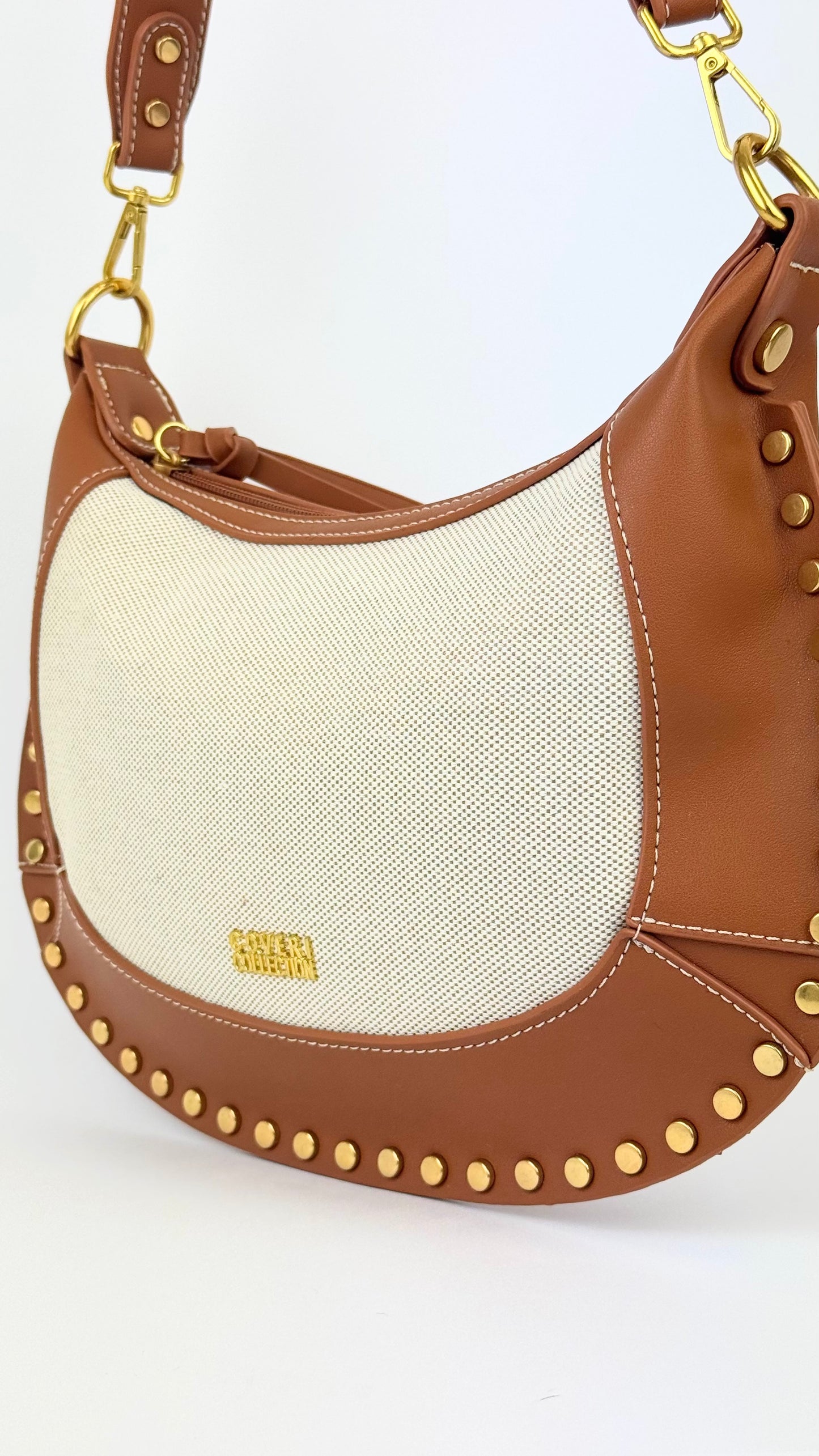 Carteira camel e tecido bege com tachas