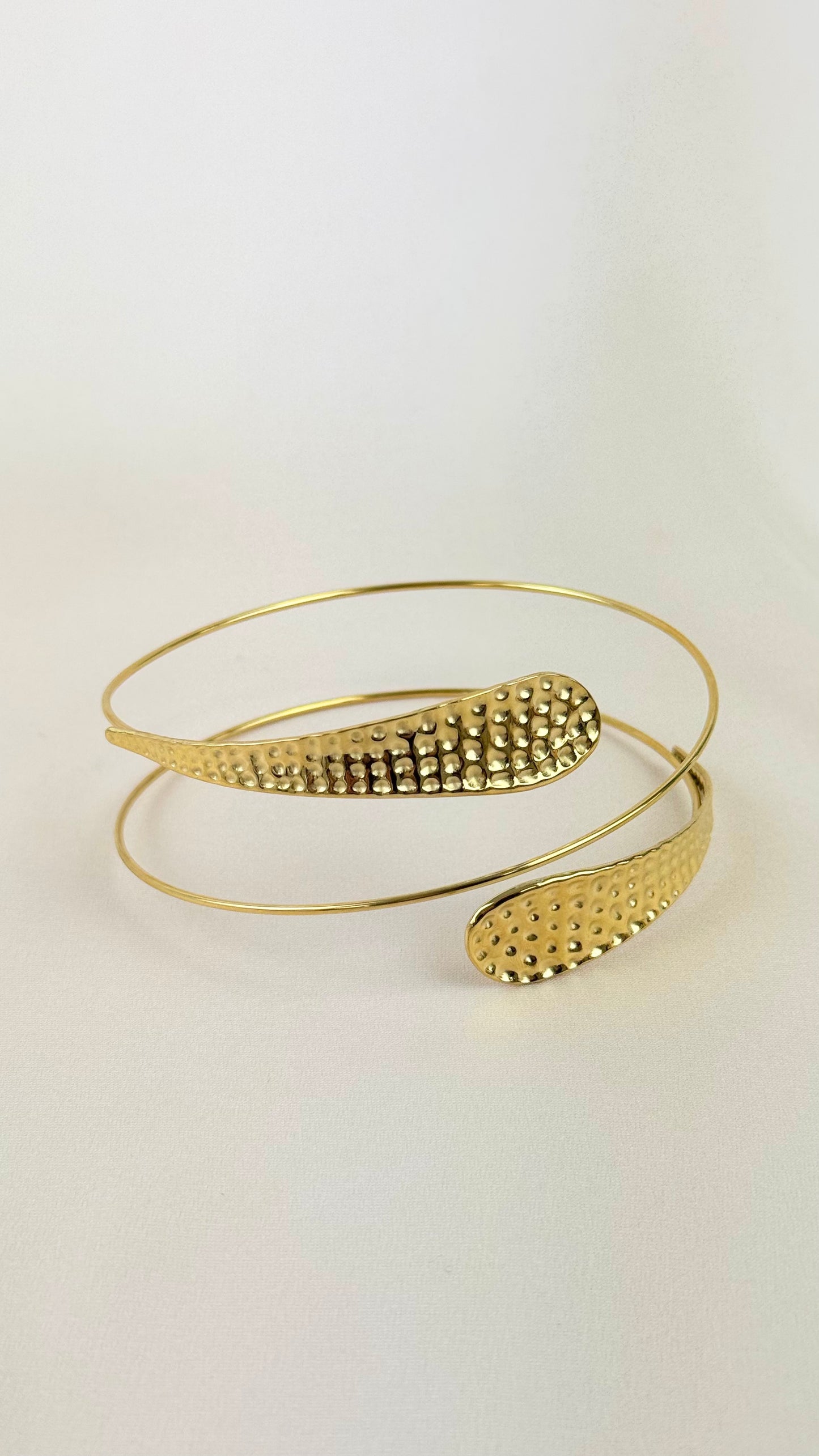 Pulseira de braço aço detalhe chapa martelada