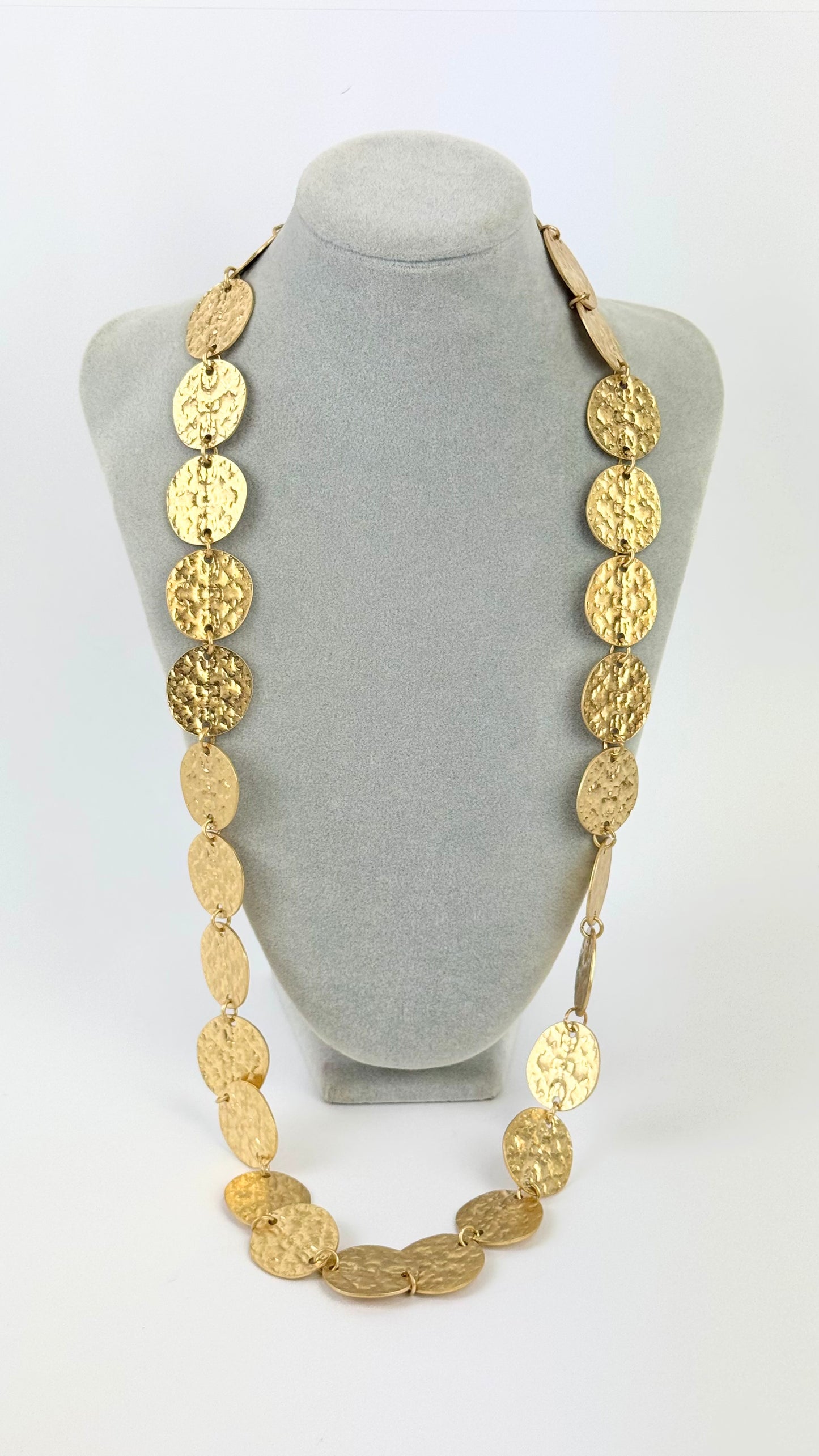 Colar chapas douradas comprido