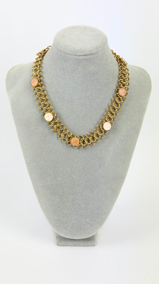 Colar aço dourado com pedras beges