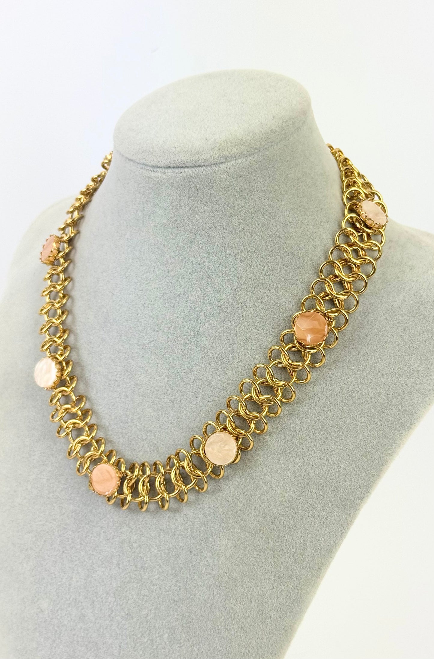 Colar aço dourado com pedras beges