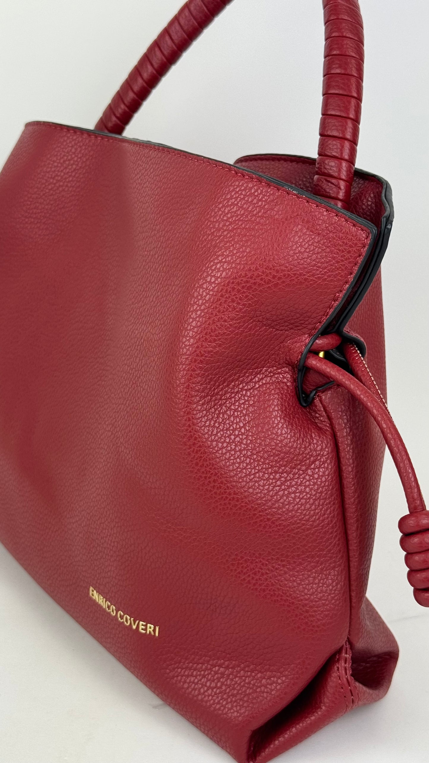 Carteira vermelha com alça entrelaçada