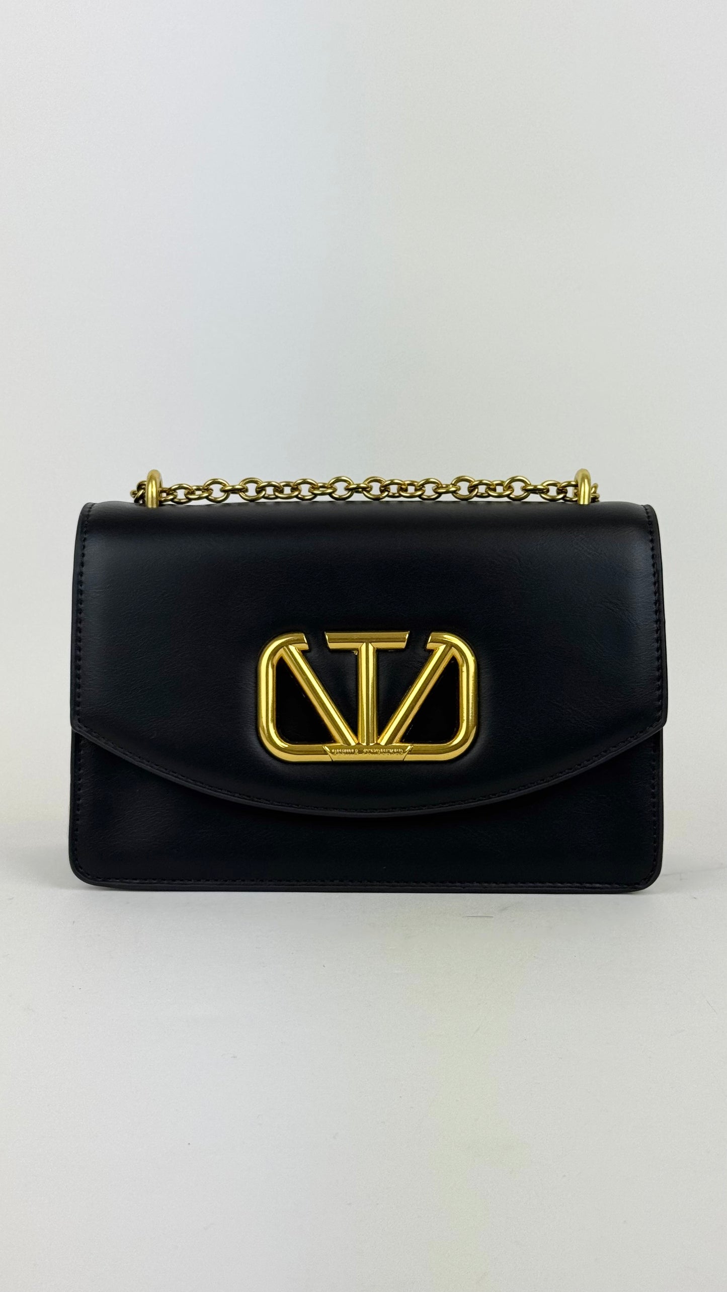 Carteira eco-pele preta com pormenor dourado