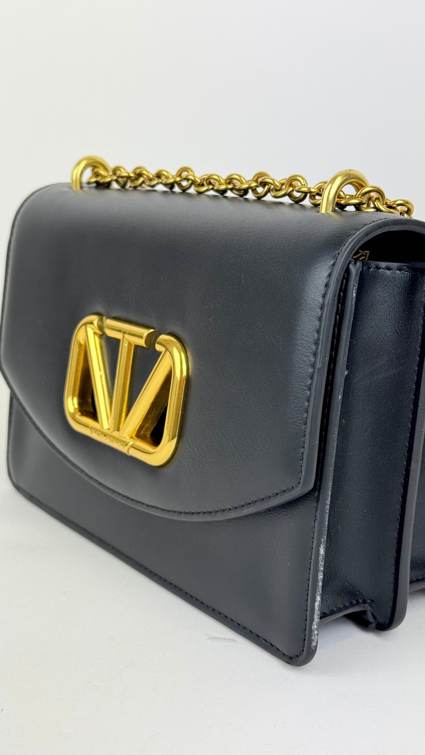 Carteira eco-pele preta com pormenor dourado