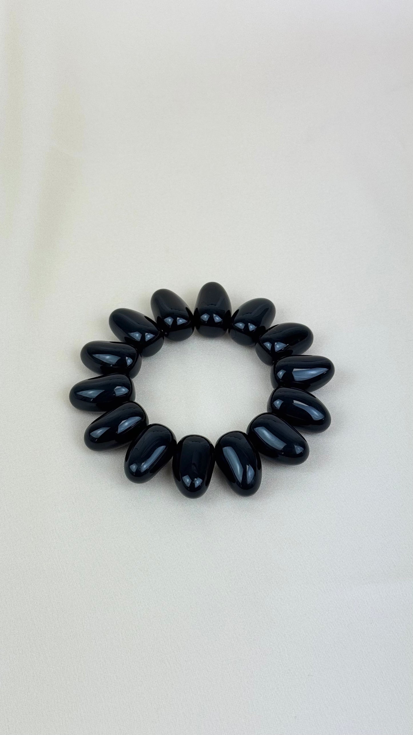 Pulseira elástico peças acrílico preto