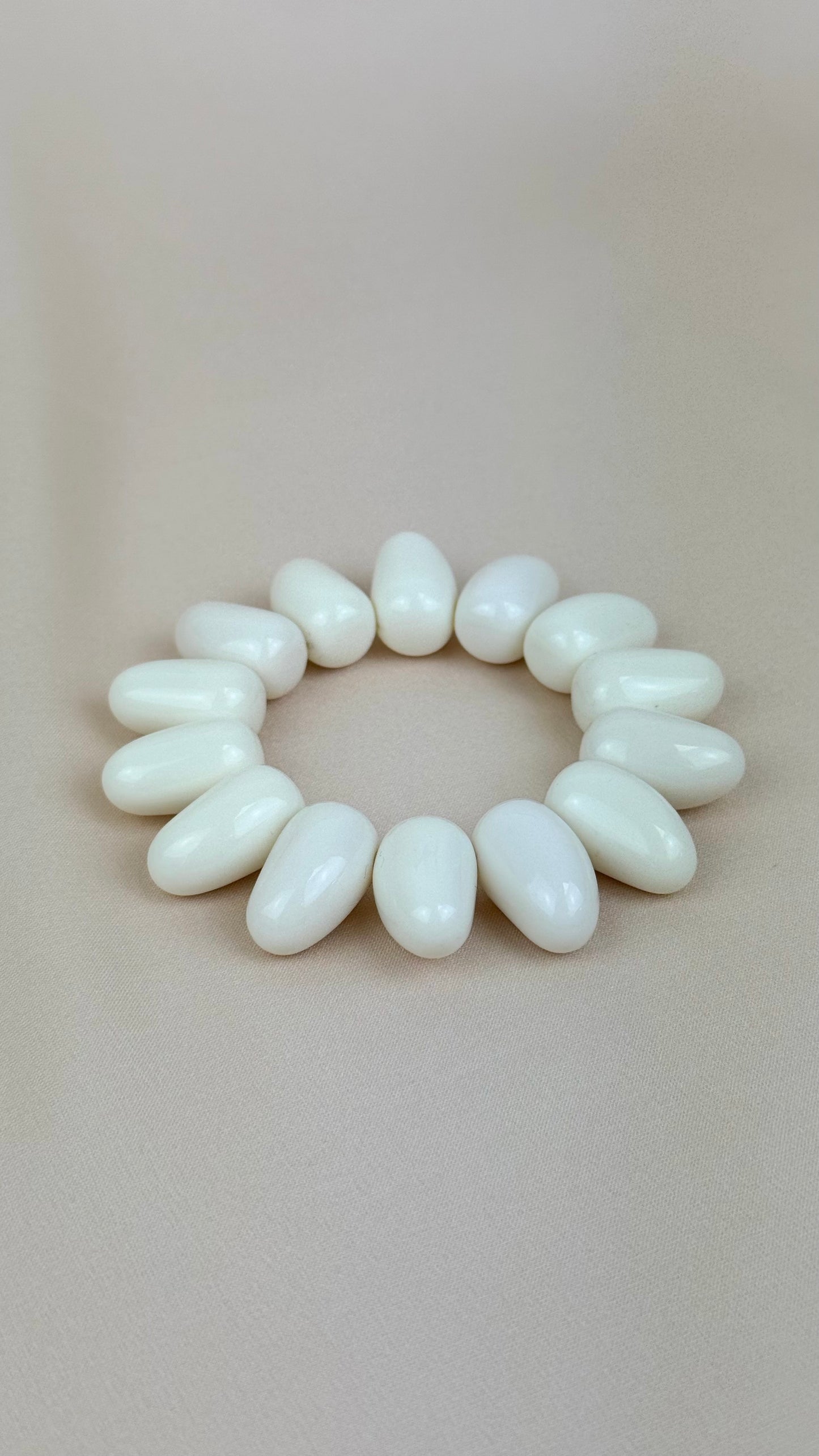 Pulseira elástico peças acrílico pérola