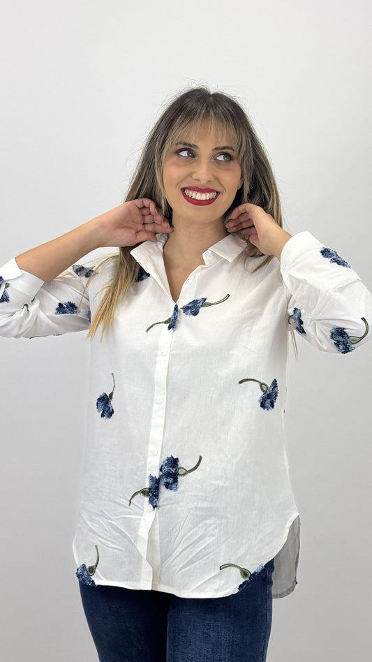 Blusa branca com flores azuis em relevo
