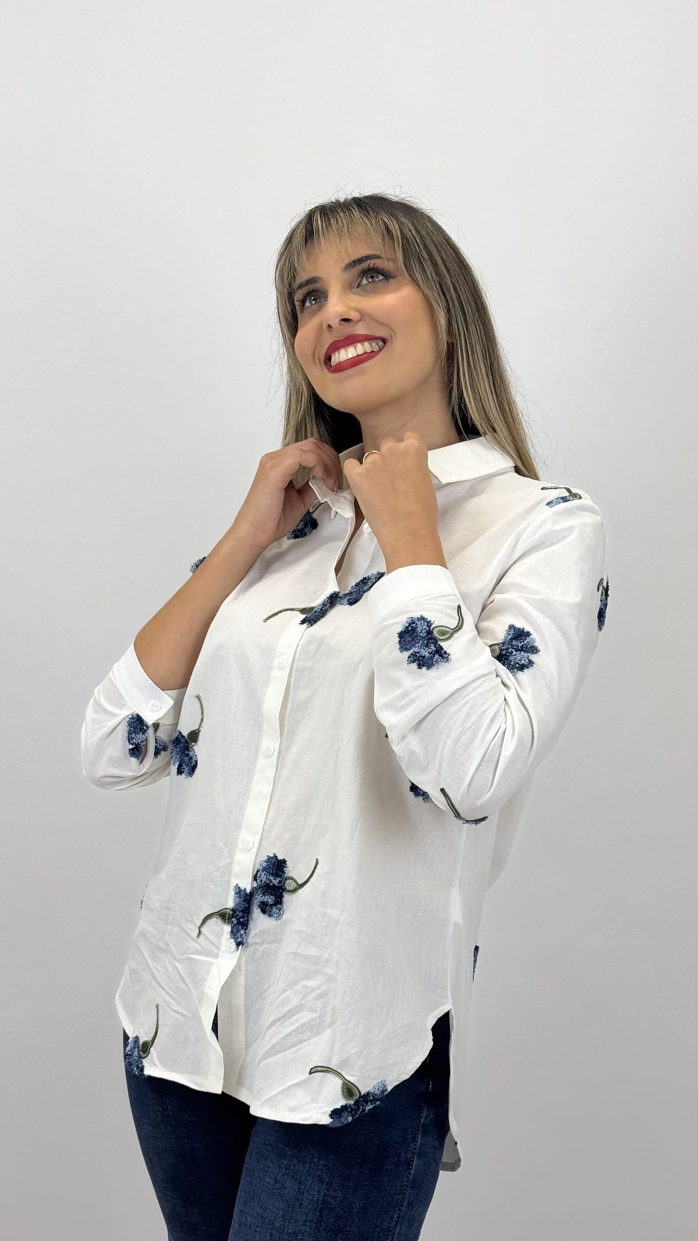 Blusa branca com flores azuis em relevo