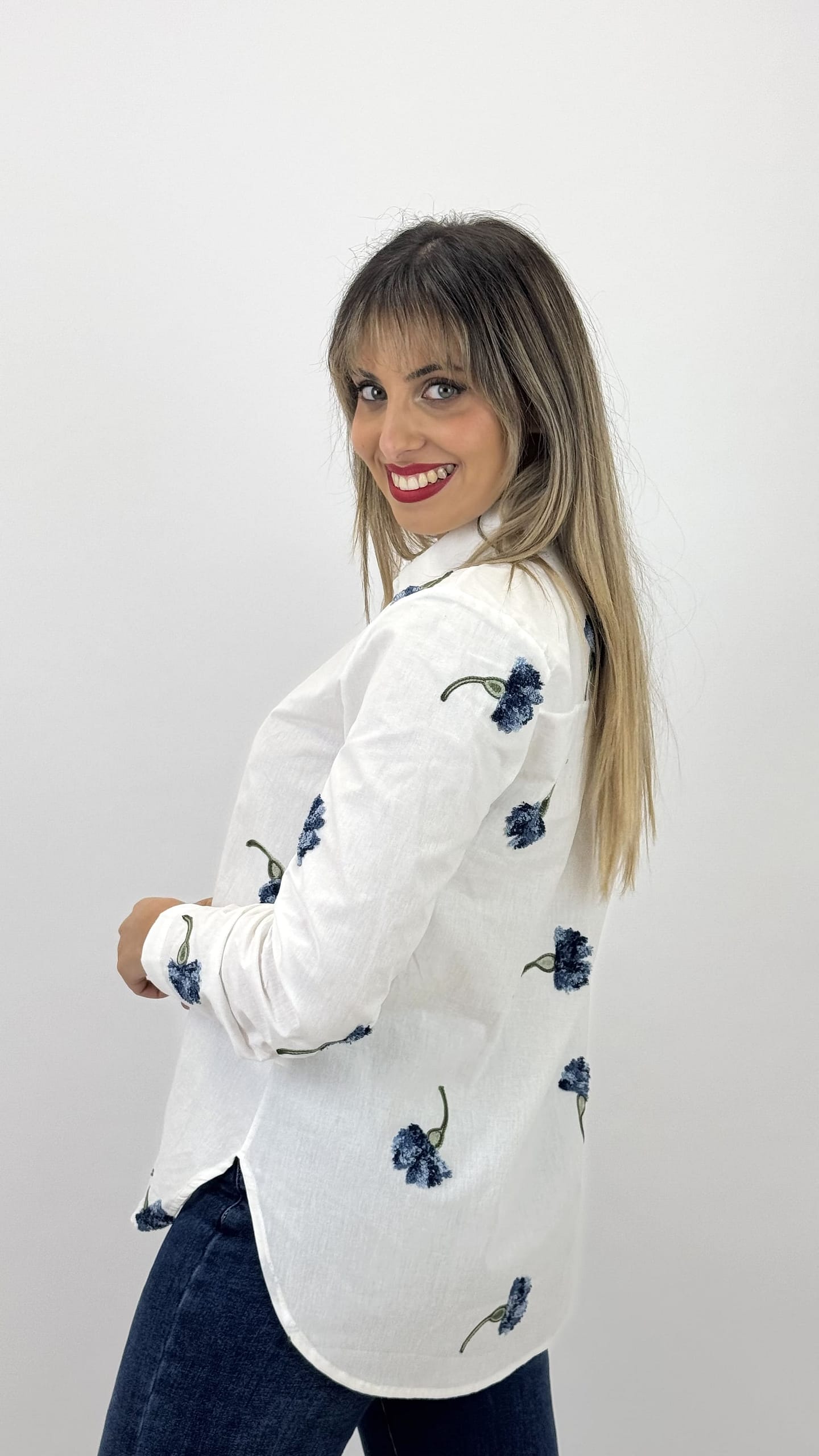 Blusa branca com flores azuis em relevo