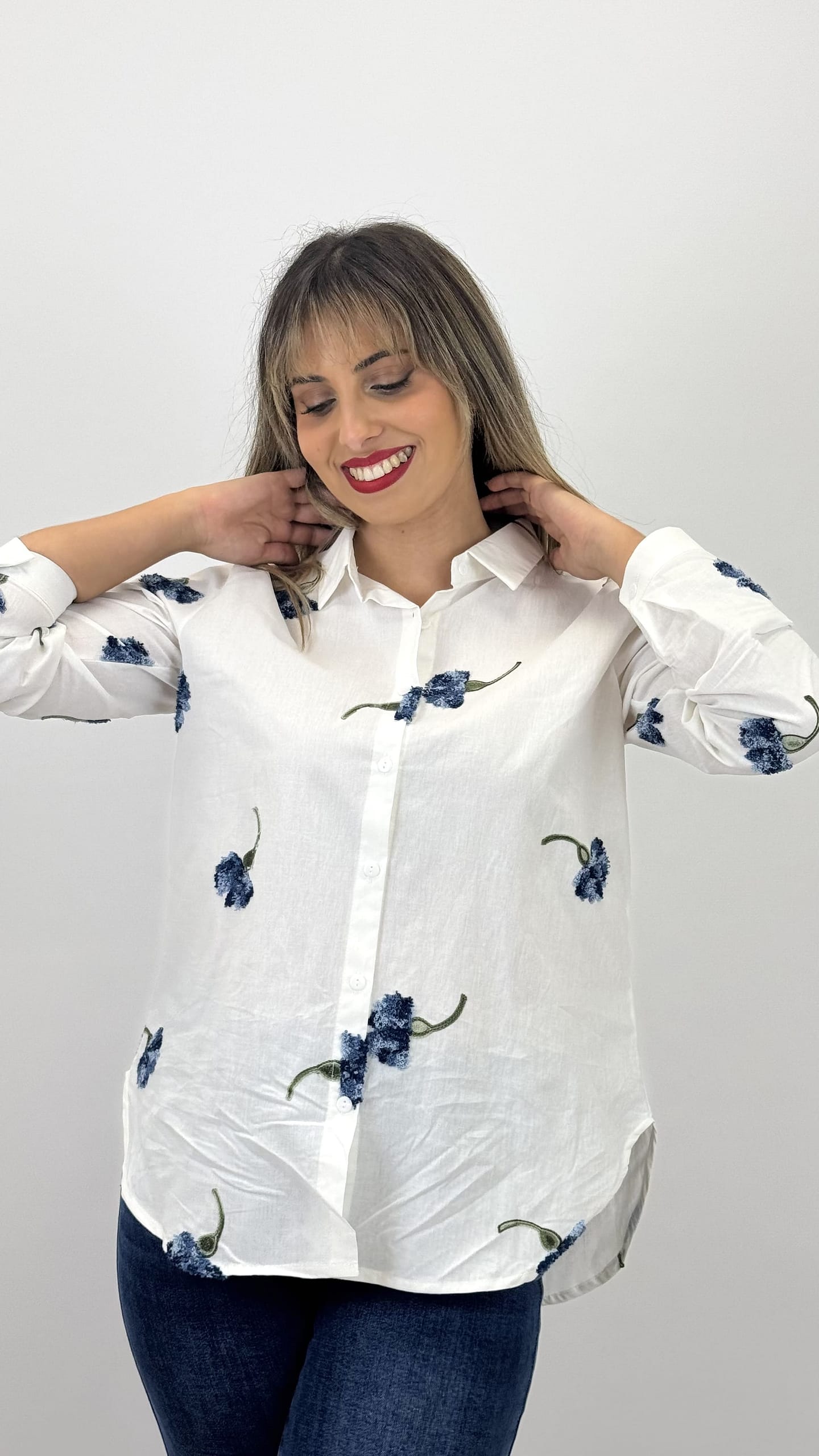 Blusa branca com flores azuis em relevo