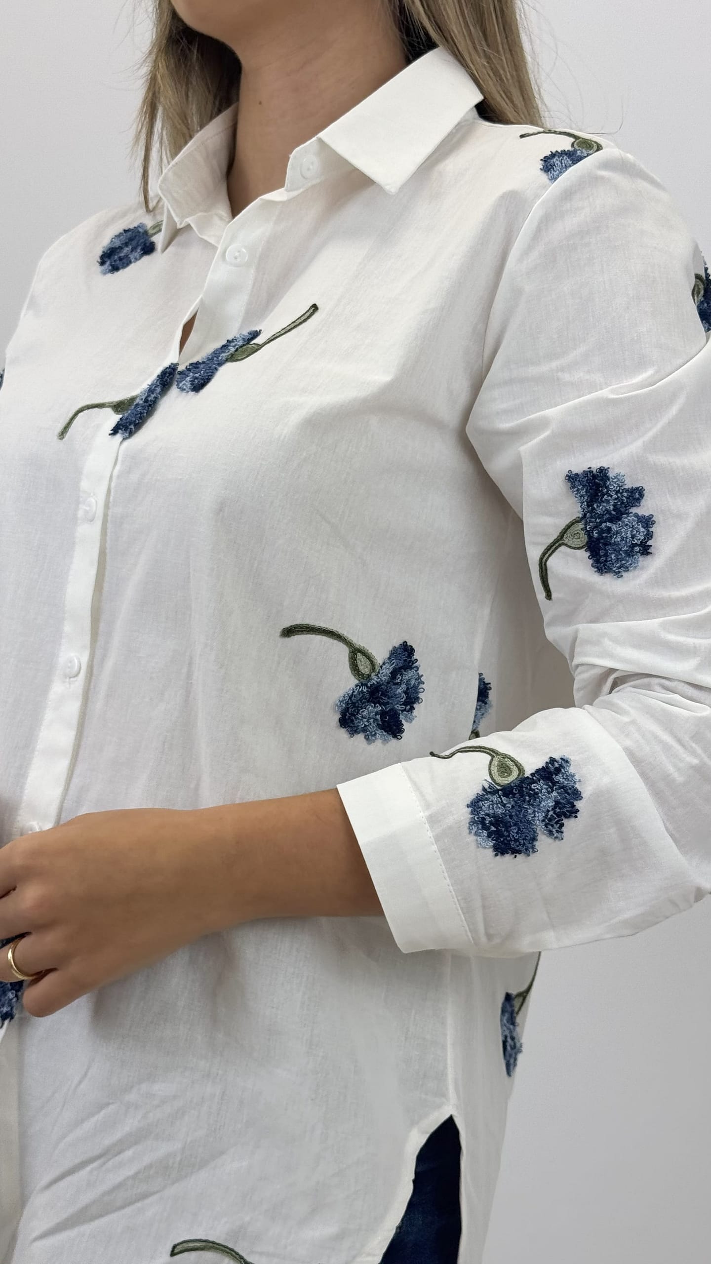 Blusa branca com flores azuis em relevo