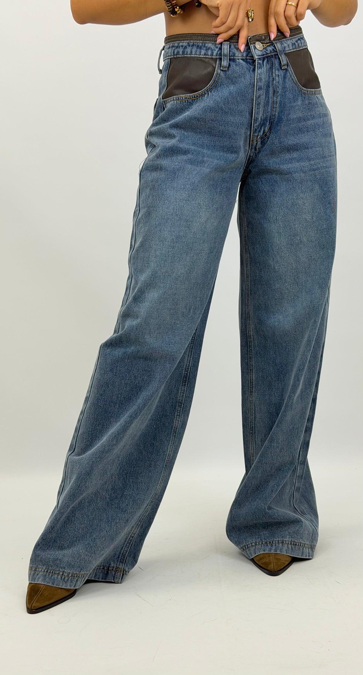 Calça ganga larga com detalhes napa castanho