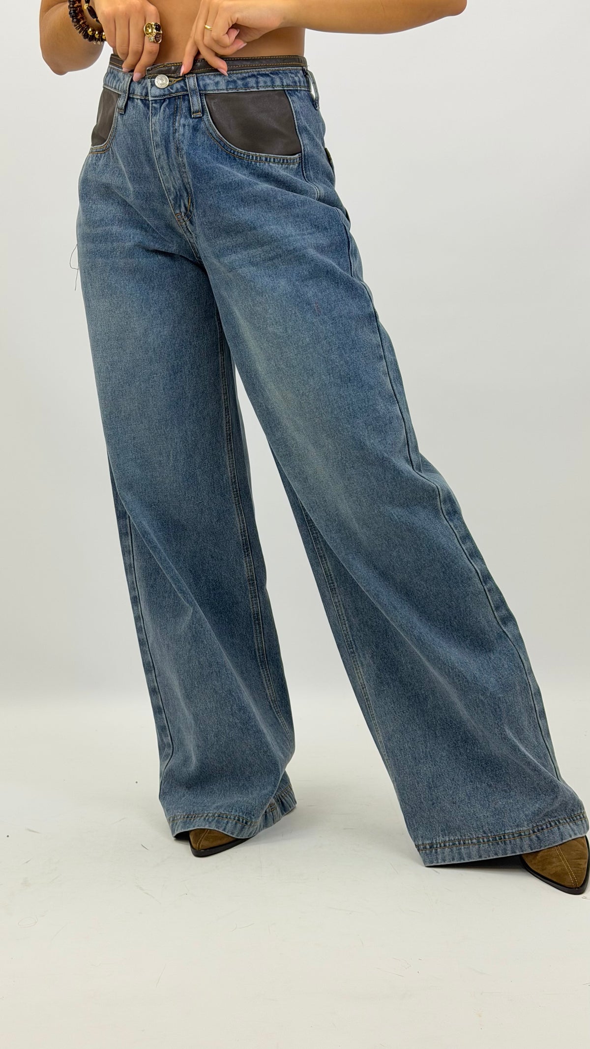 Calça ganga larga com detalhes napa castanho