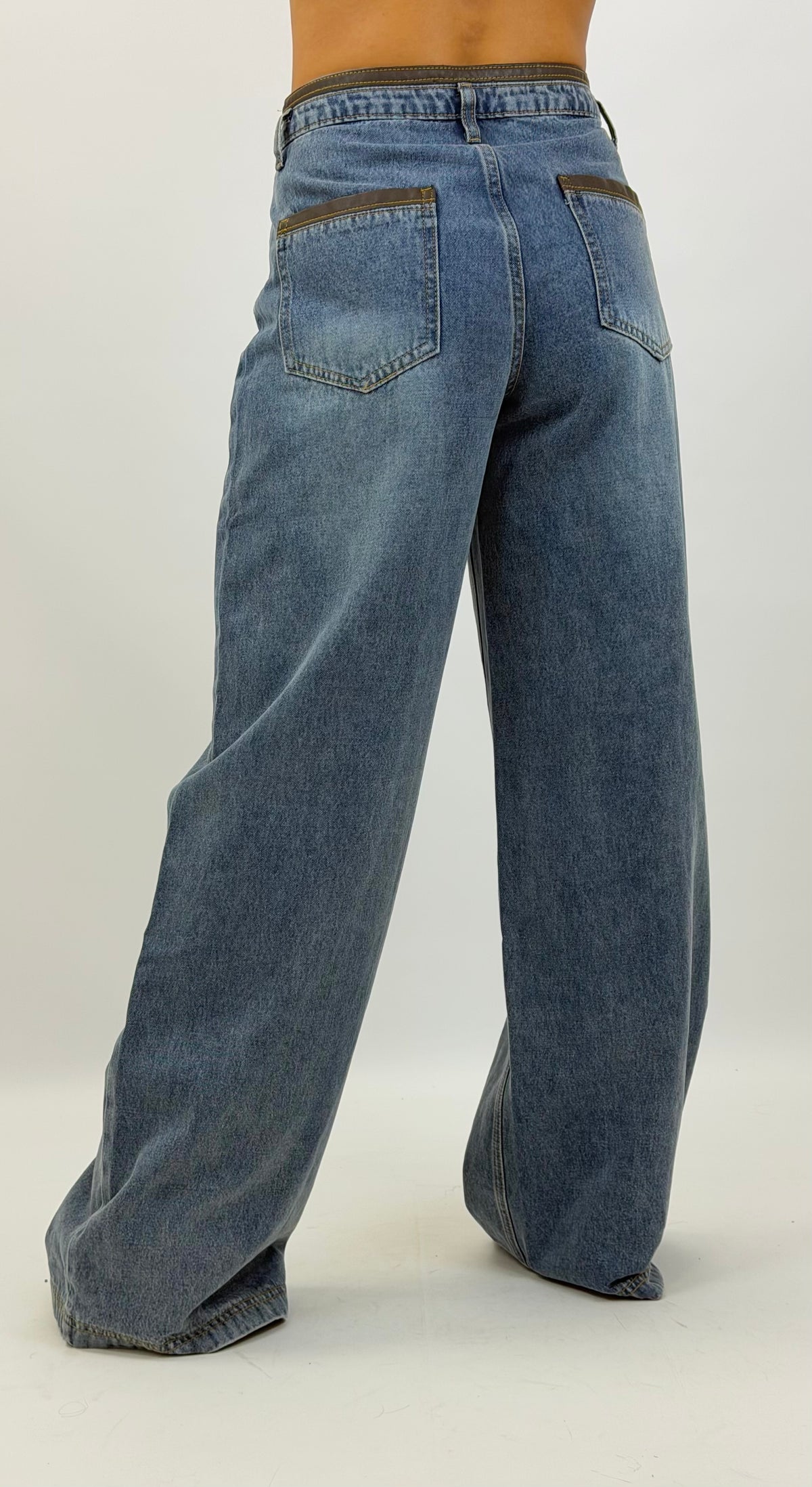 Calça ganga larga com detalhes napa castanho