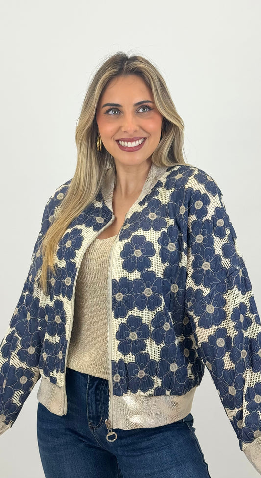 Bomber croché bege com flores em ganga bordadas