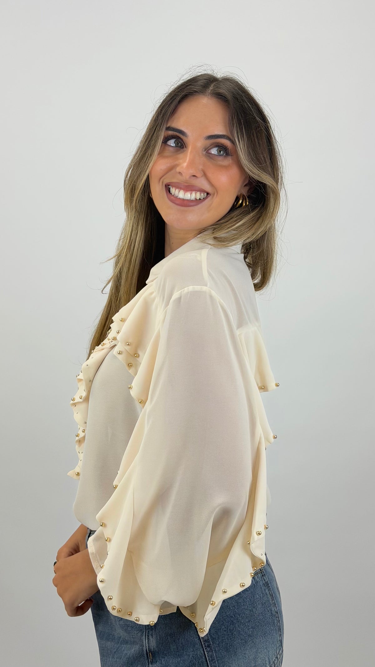 Blusa folhos com tachas douradas creme