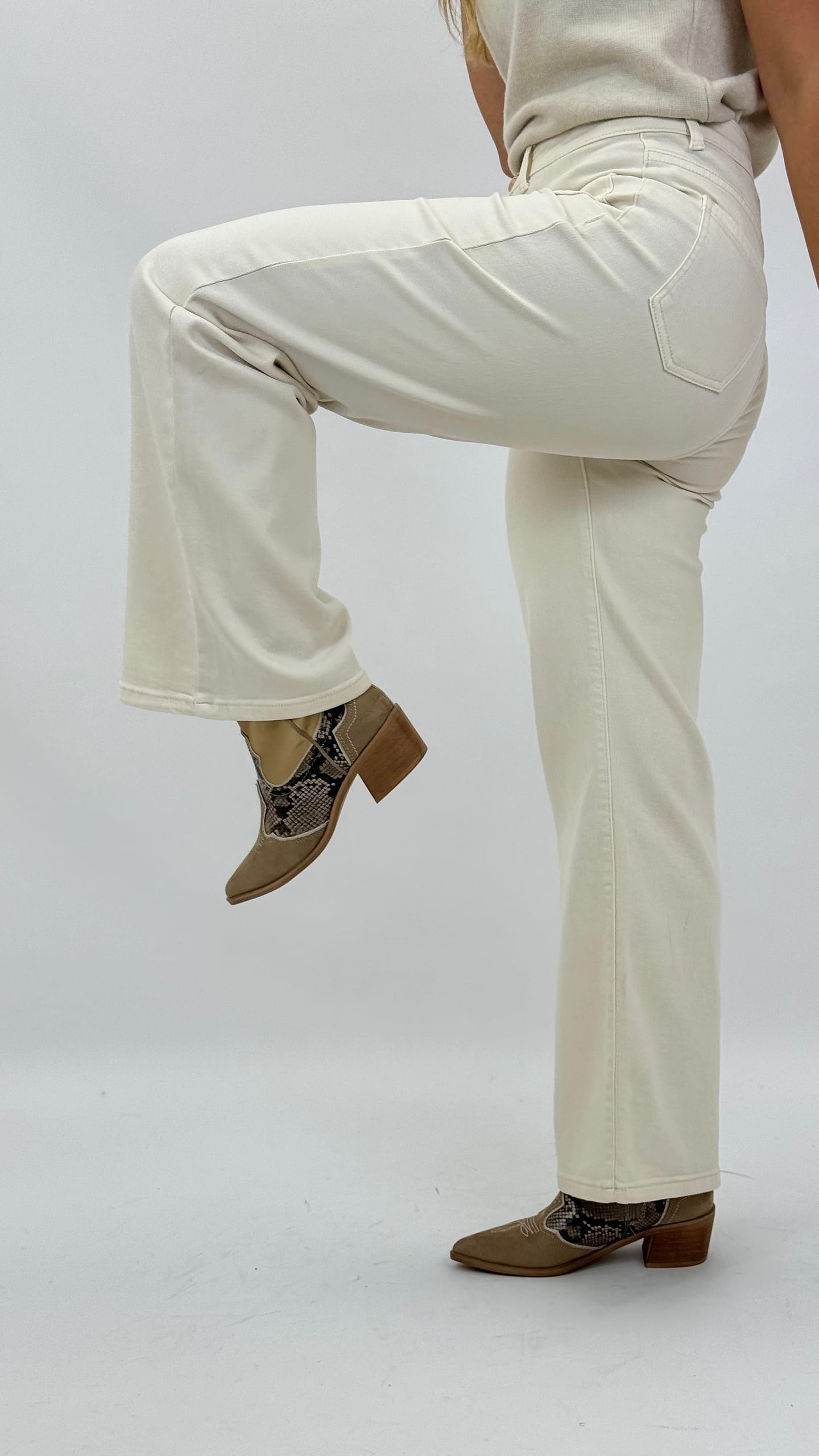 Calça com bolsos na frente e botões dourados creme