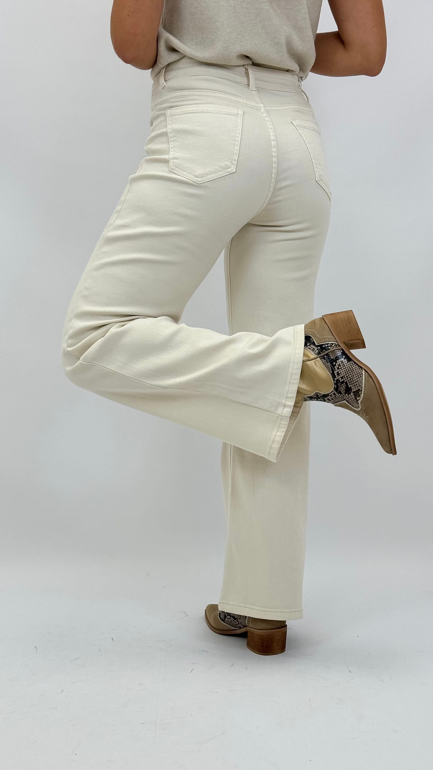 Calça com bolsos na frente e botões dourados creme