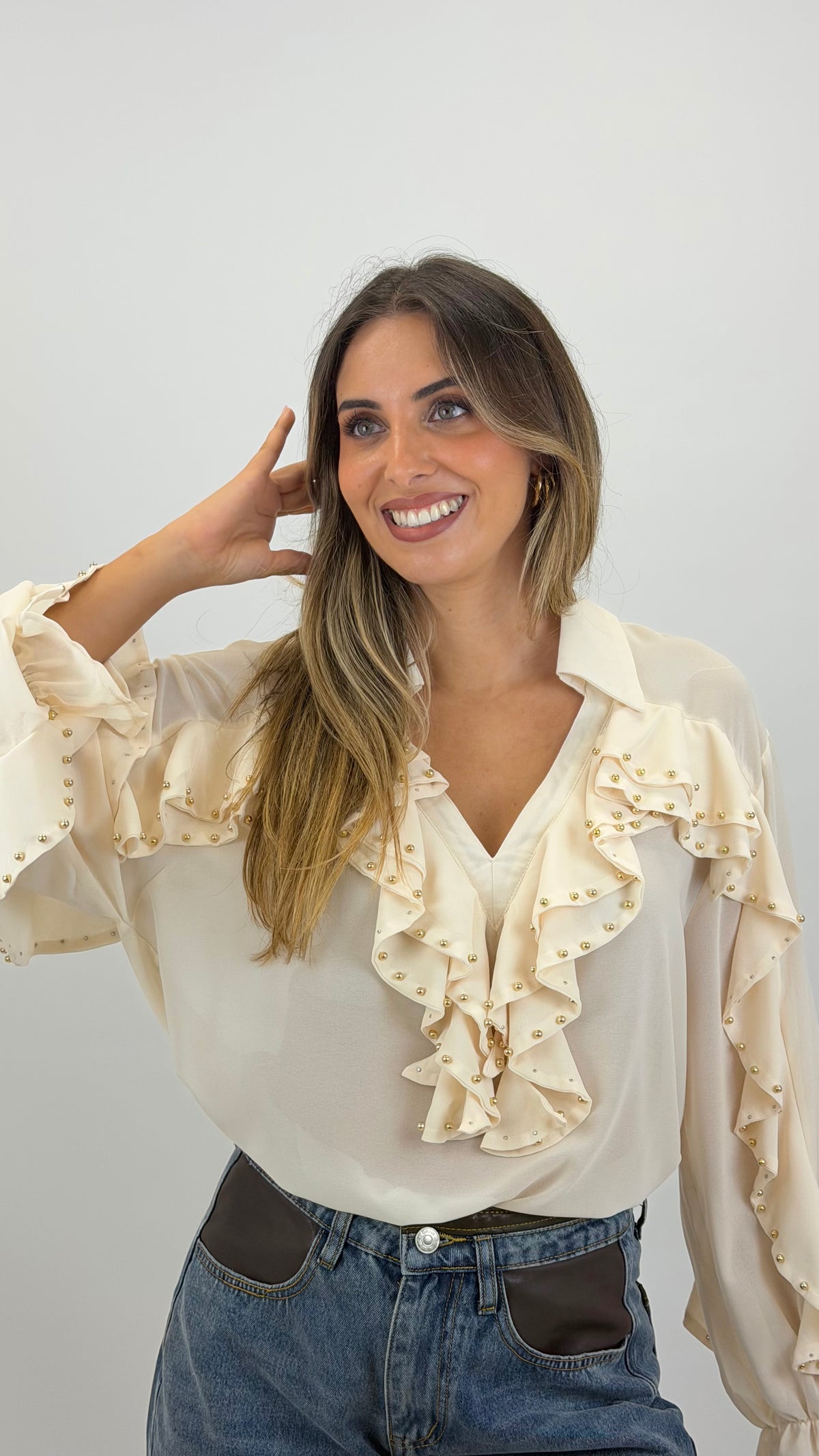 Blusa folhos com tachas douradas creme