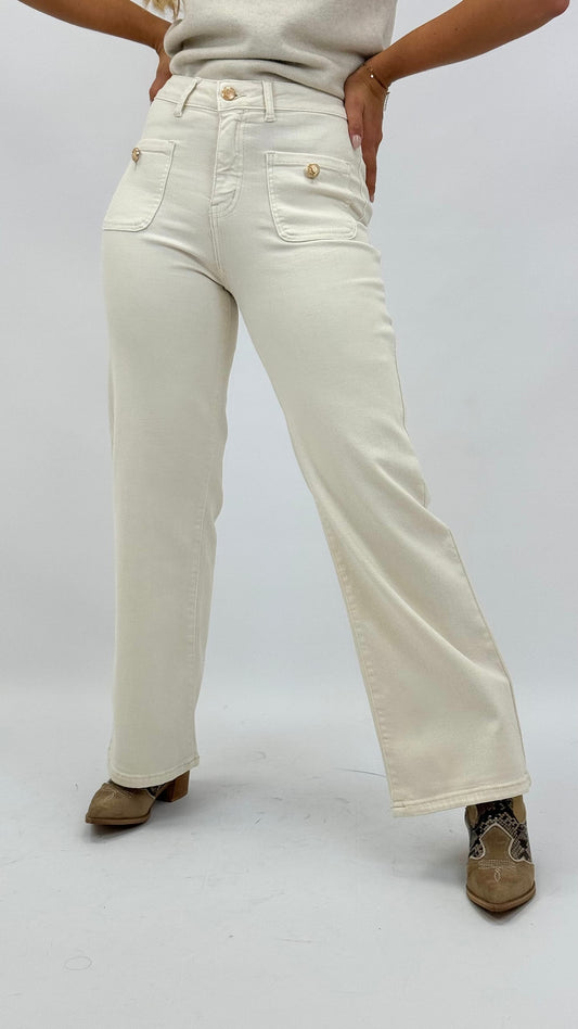 Calça com bolsos na frente e botões dourados creme