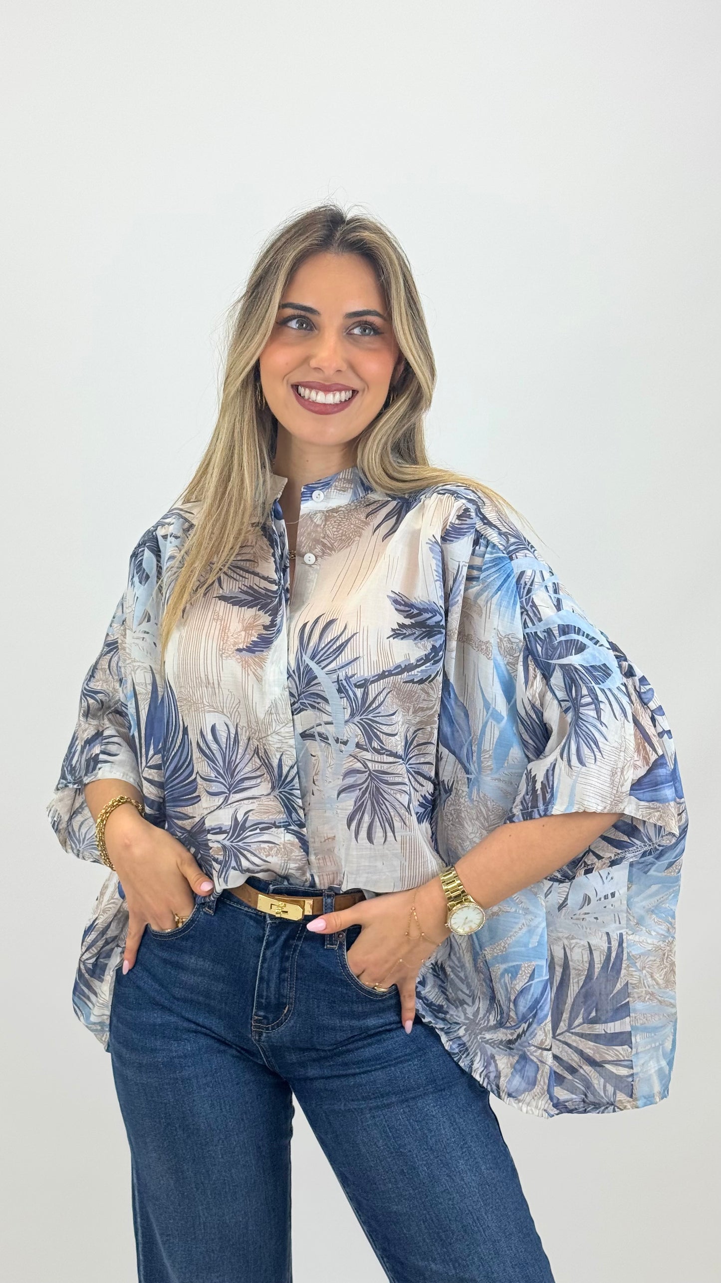 Blusa tecido fluido estampado tropical tons azuis