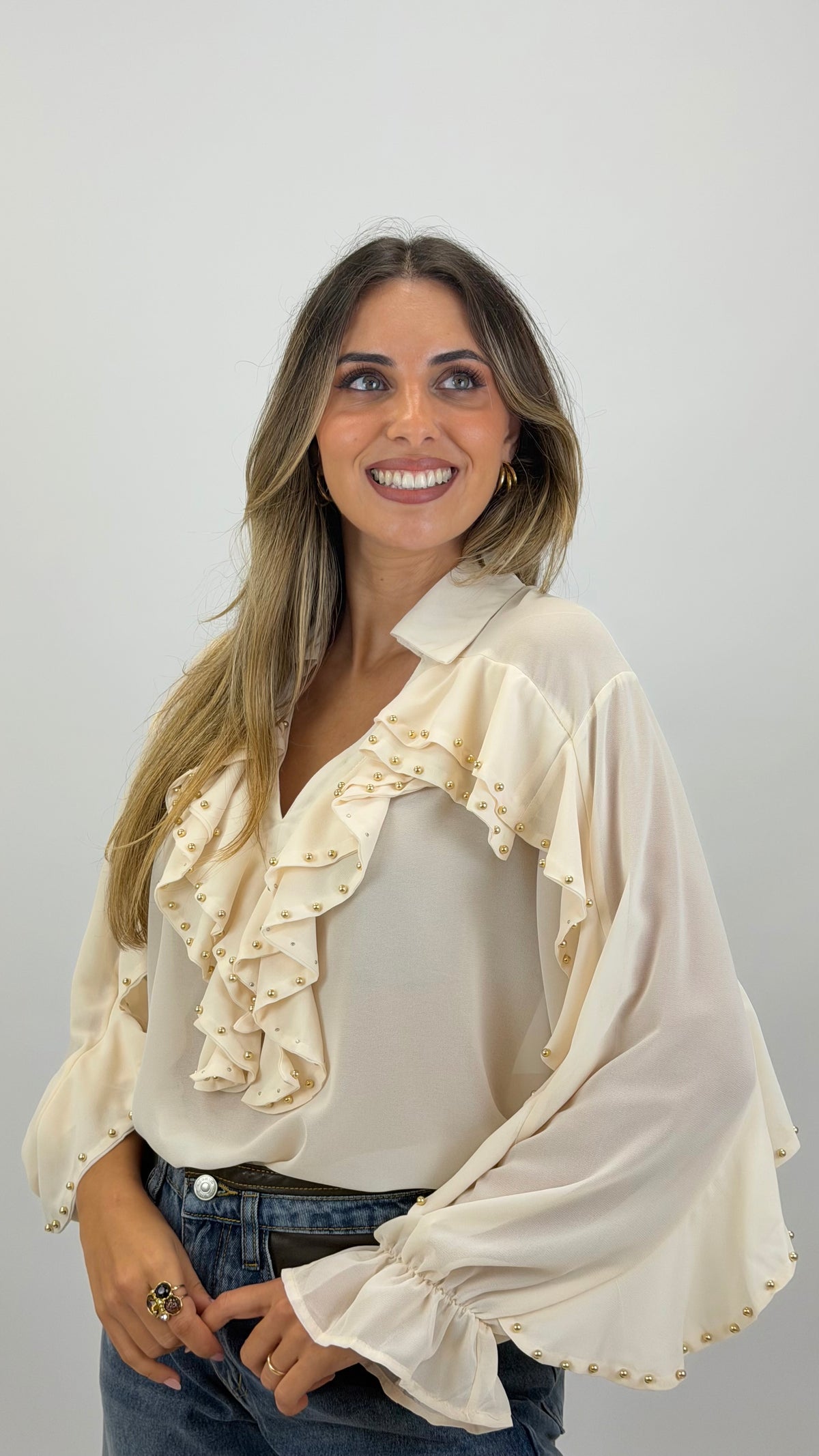 Blusa folhos com tachas douradas creme