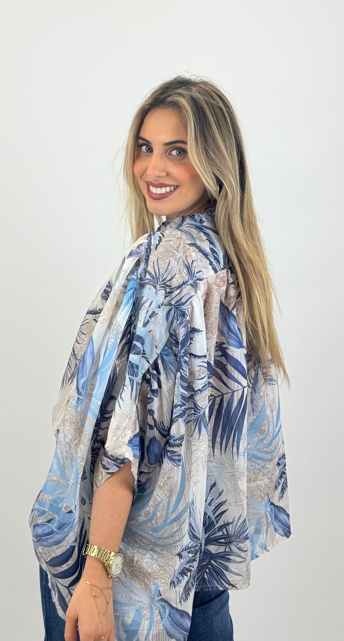 Blusa tecido fluido estampado tropical tons azuis