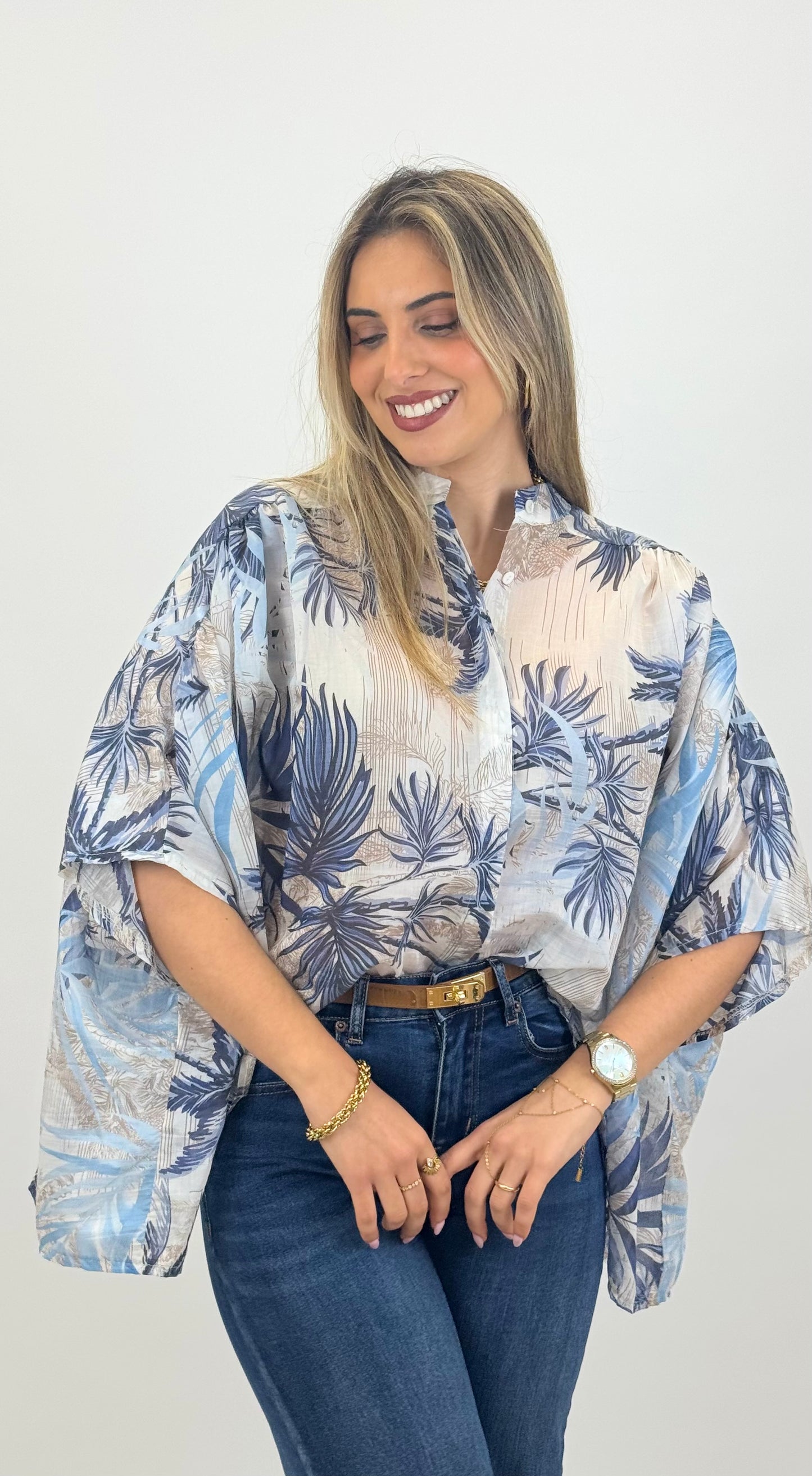 Blusa tecido fluido estampado tropical tons azuis
